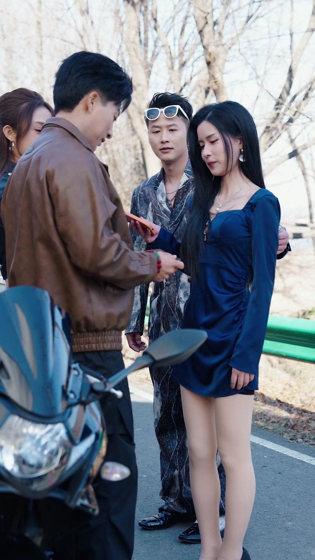 What? 9 Billionaire Sisters!