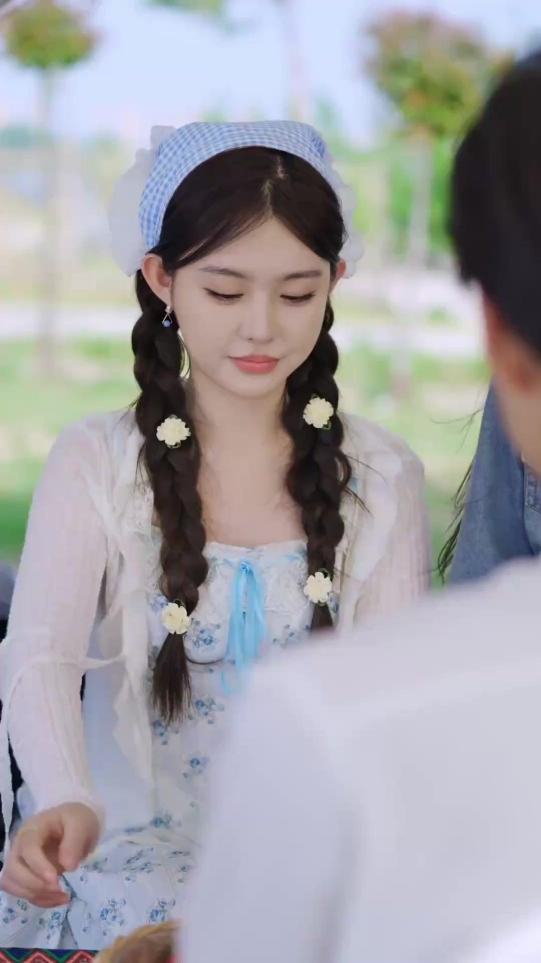 Der Elitepilot verwöhnt seine süße Bäuerin