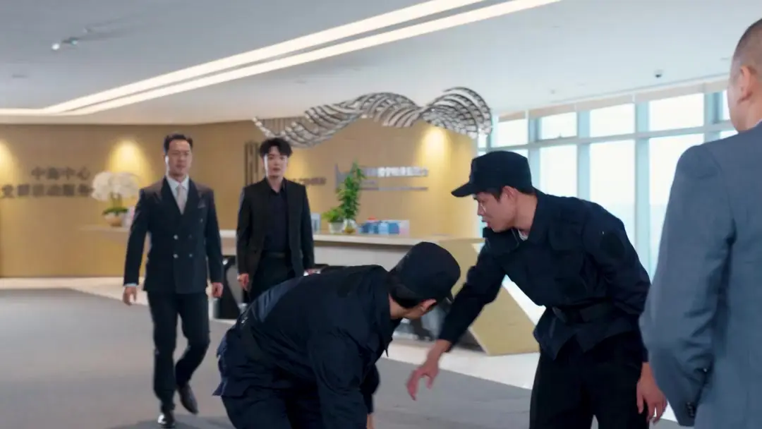 与君白首此人间 ep-1：跪地女子引爆办公室风暴