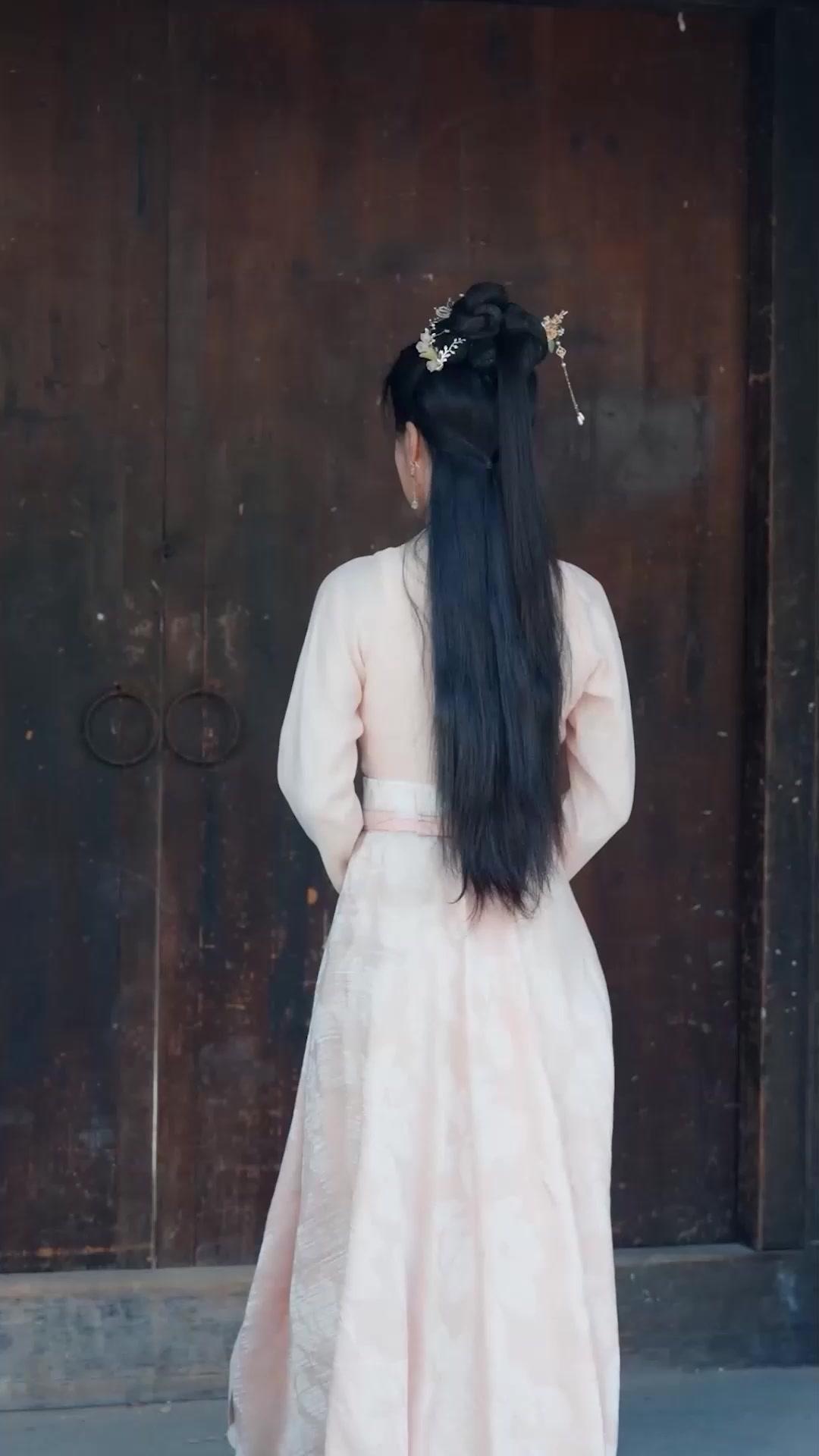 التّغنّي في مَهَبّ الرِّيحِ