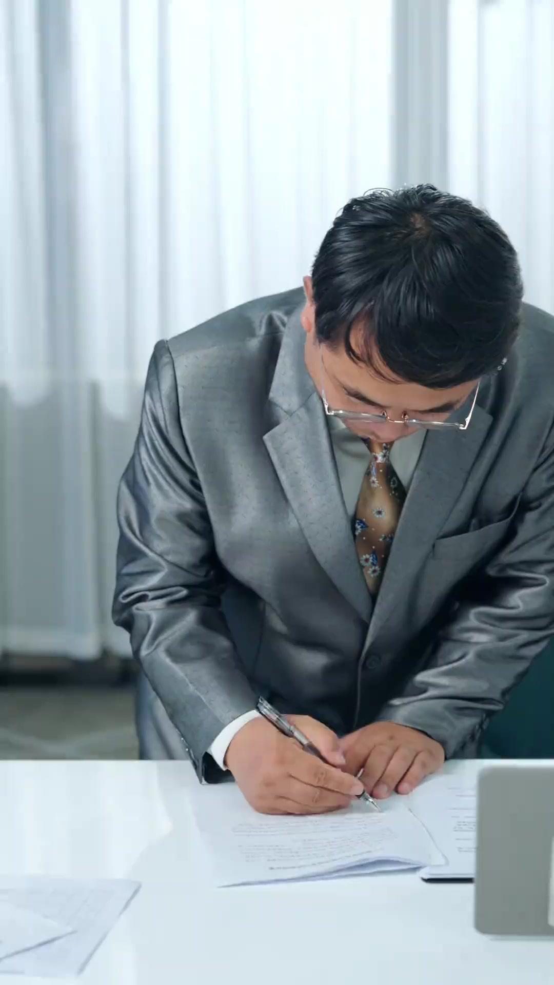 الهيبة الملكية والعاطفة المكبوتة