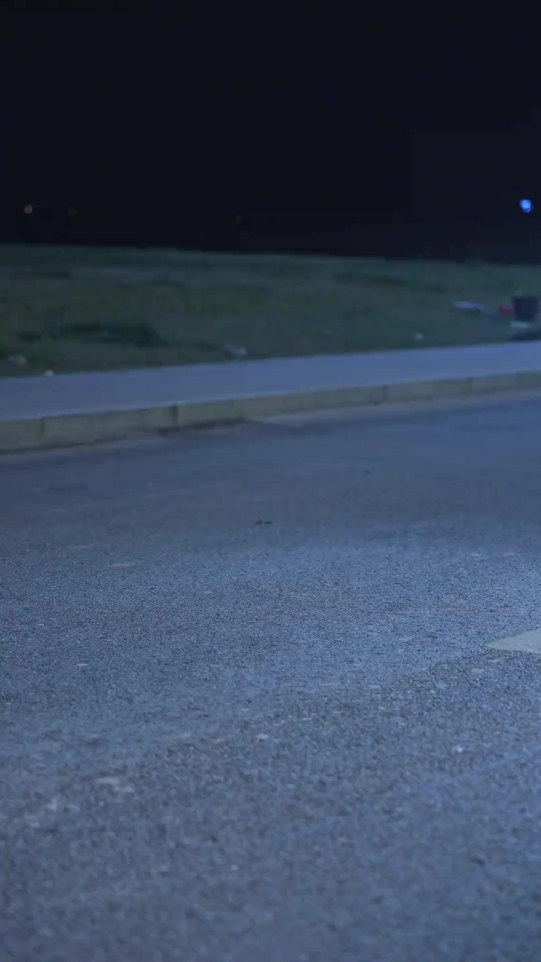 Dia Datang Dari Kegelapan