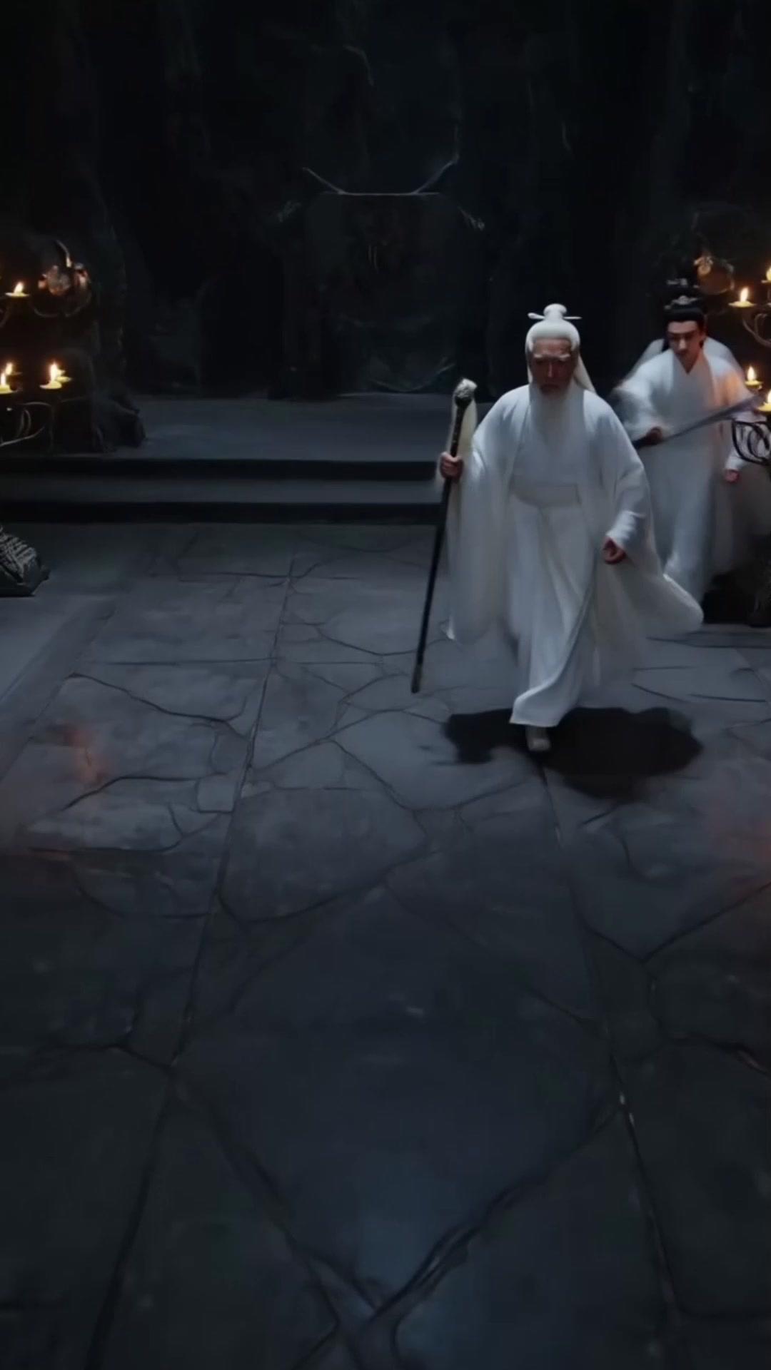 ¡Socorro, el solo observa!