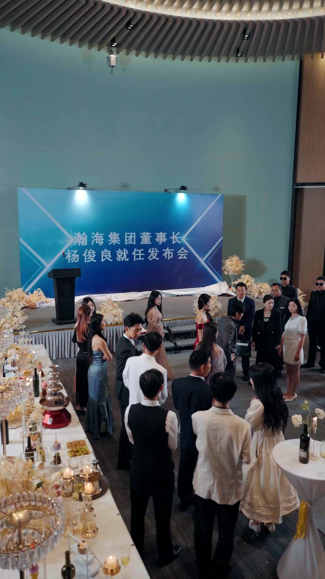 Di Balik Senyum Palsu