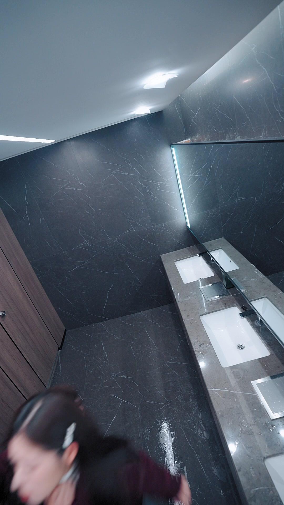 Dia Memegang Naskah Penjahat