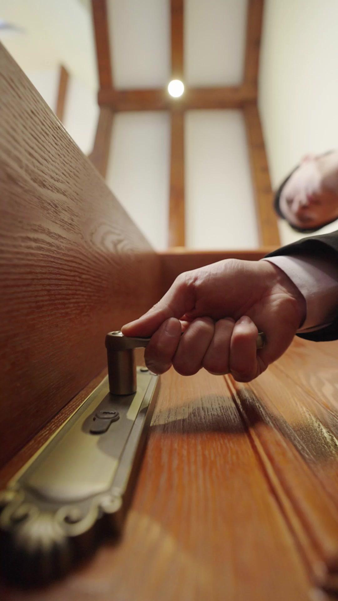 Identitas yang Terbongkar