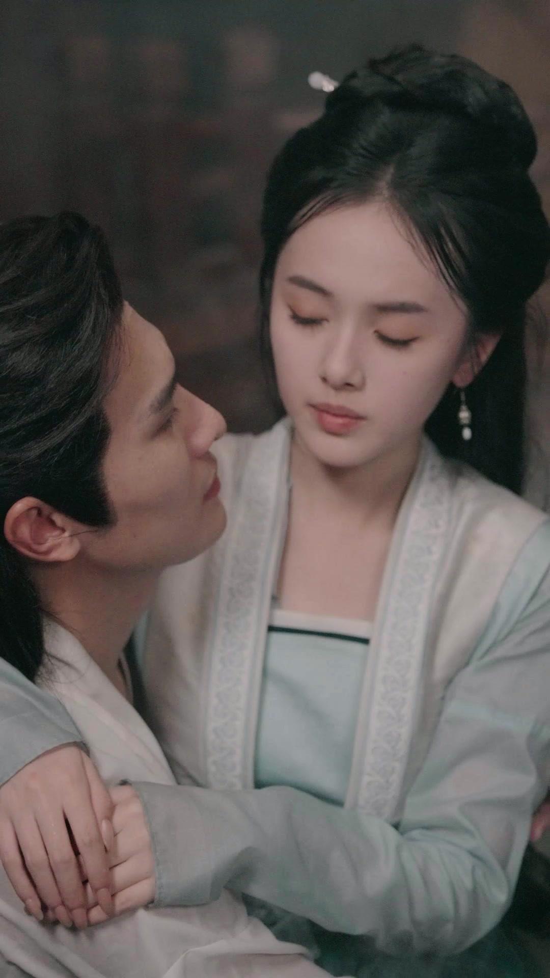 AU-DELÀ DU TRÔNE, L'AMOUR