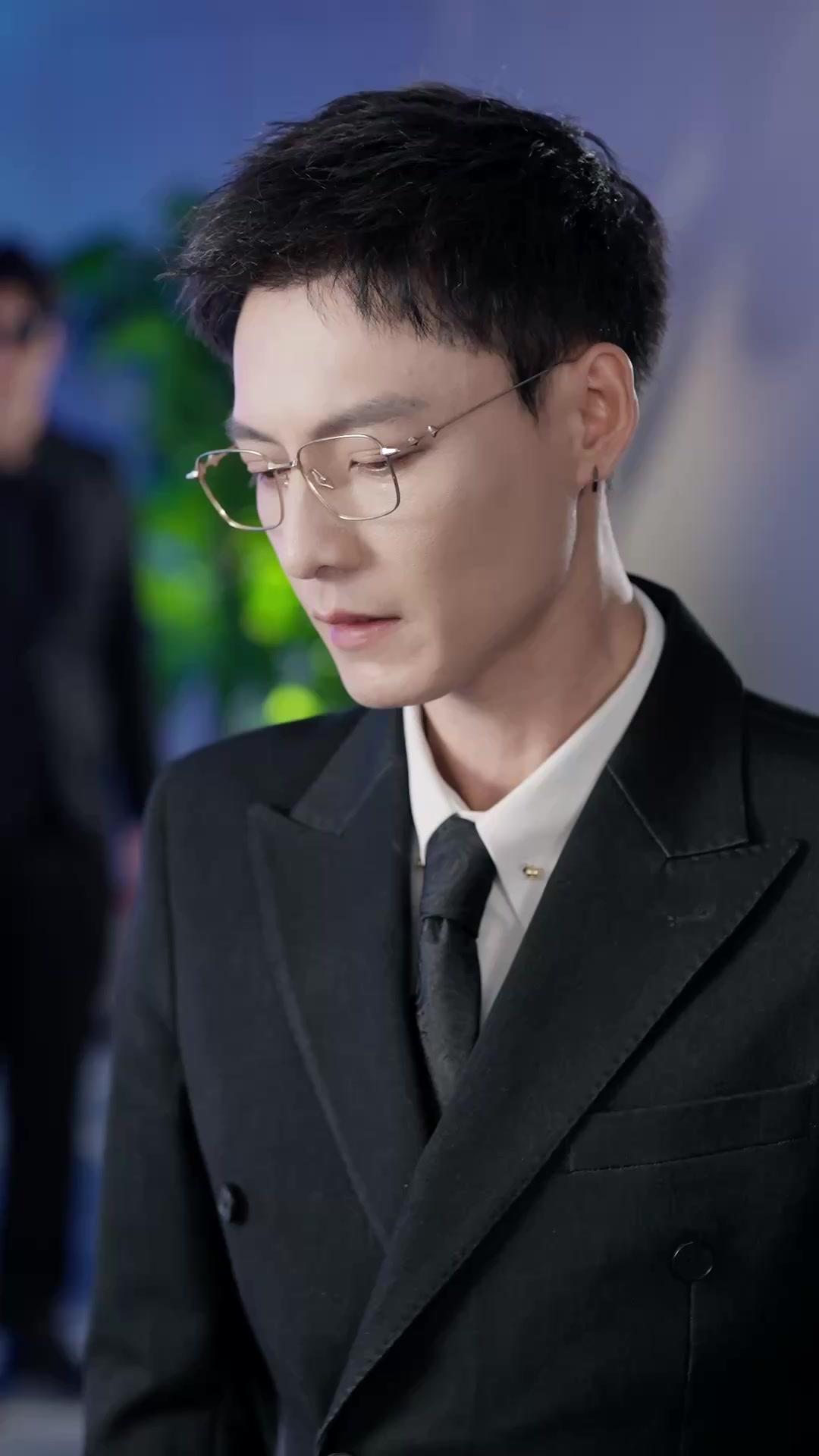 ELLE, N'EST PAS ELLE