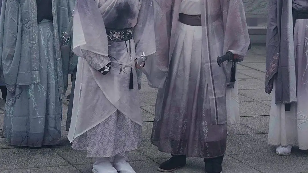 Legendary Hero: When the Crowd Cheers for the Loser