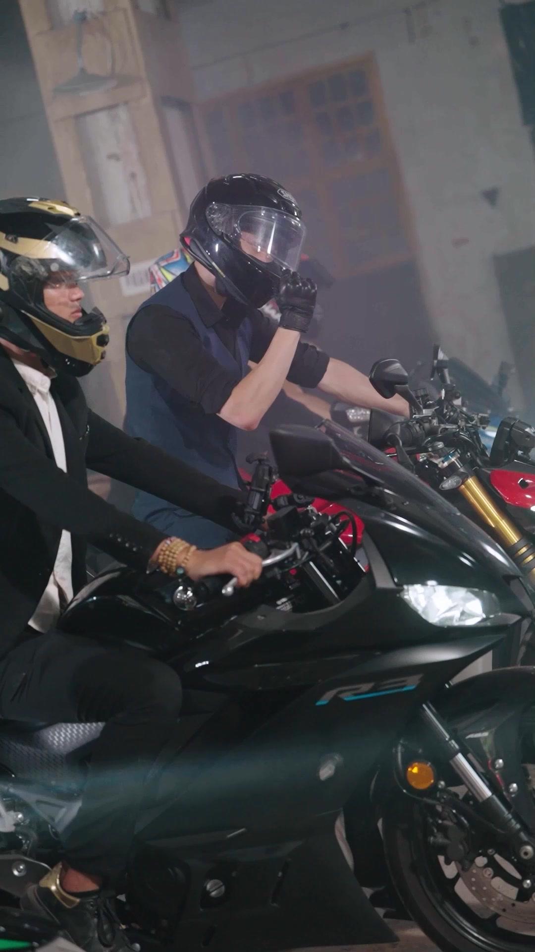 Kaan Bey eziyet etmeyin, siz aslında kardeşsiniz!