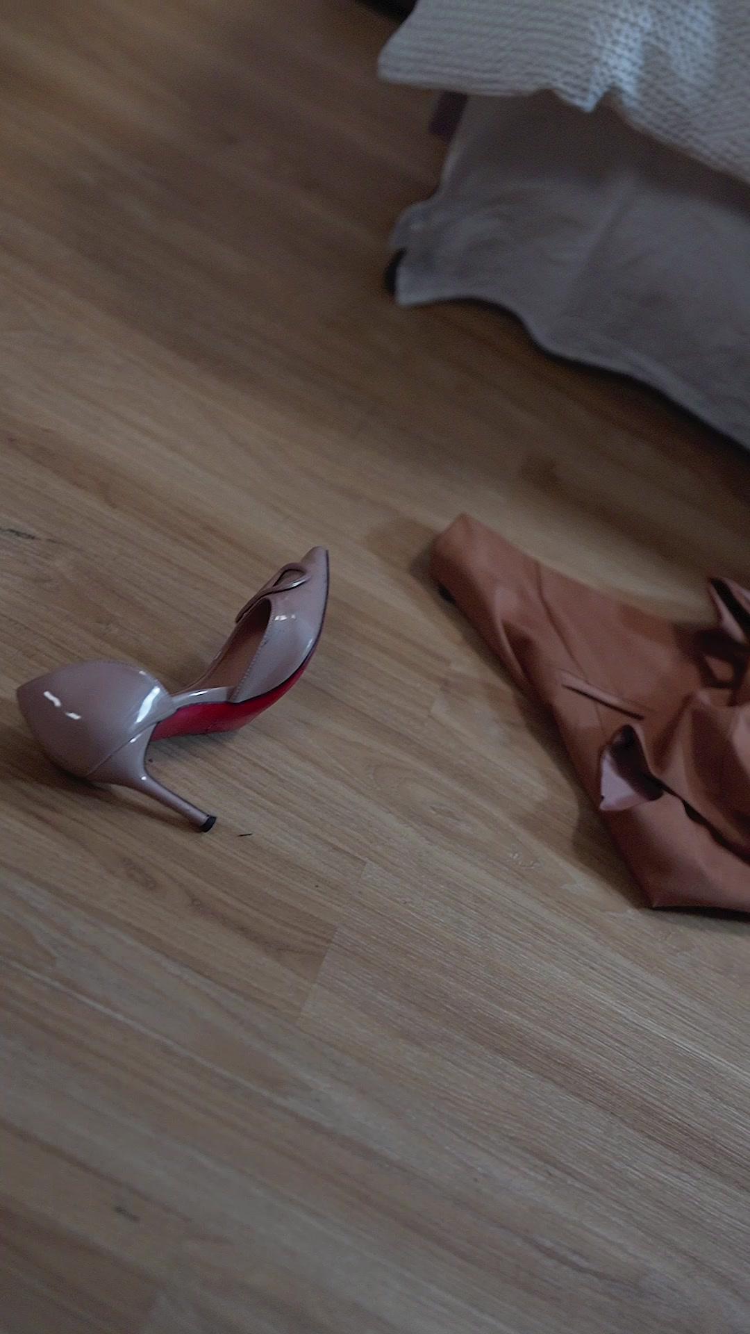 拒絕高冷女神後，我讓所有騙局都成真