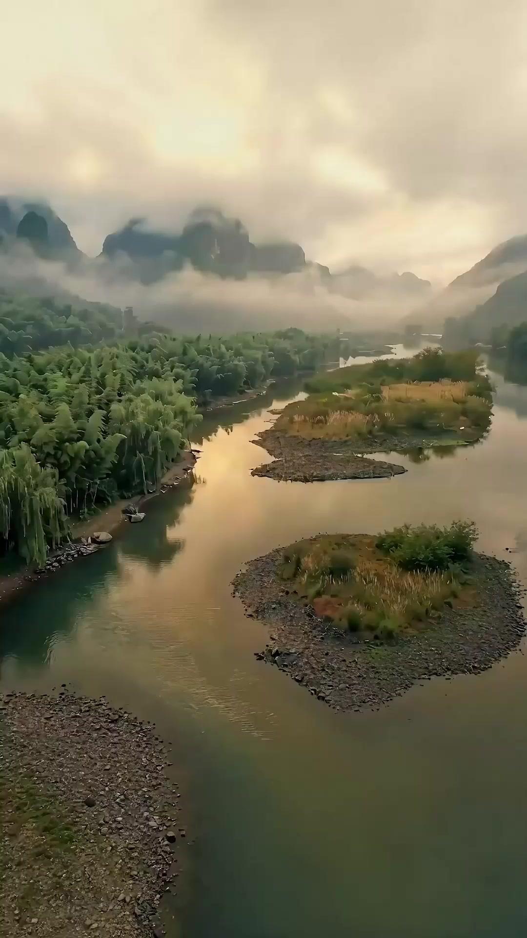 UNE ÉPÉE ROUILLÉE BRISE LE MONDE