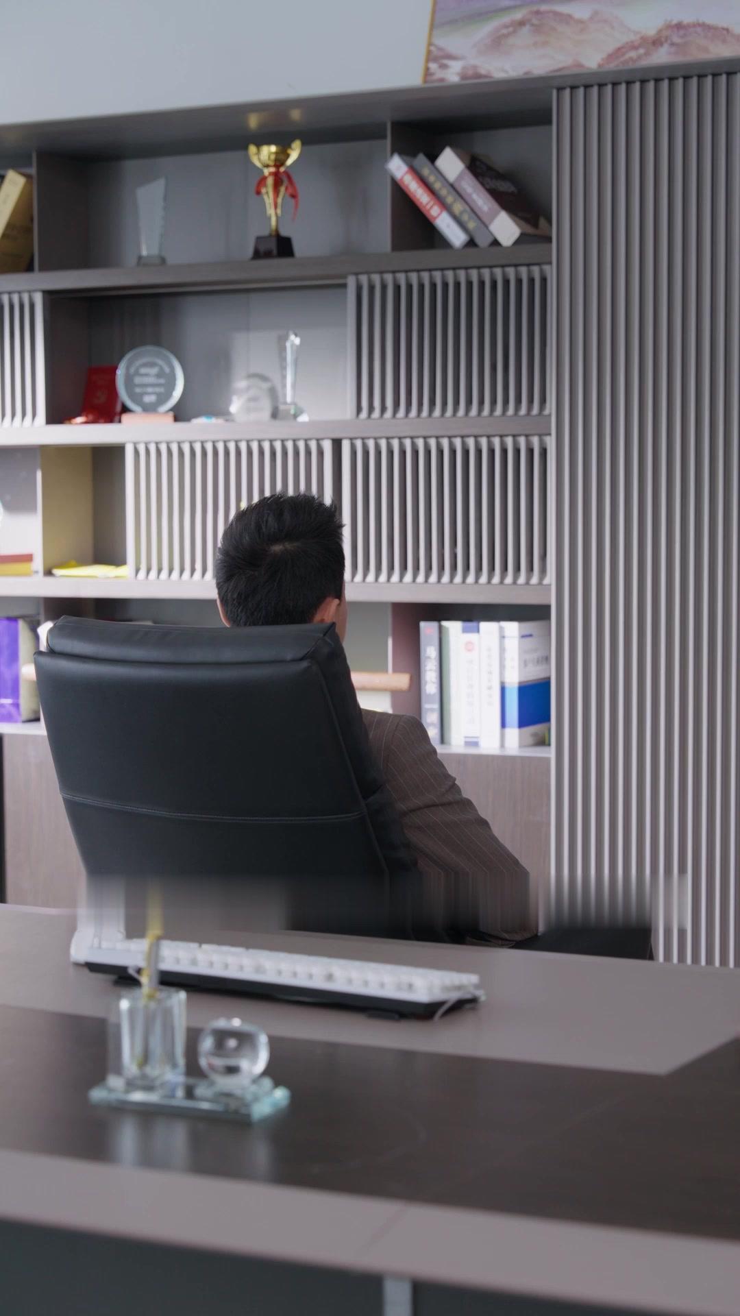 My Assistant Is My Lost Love?