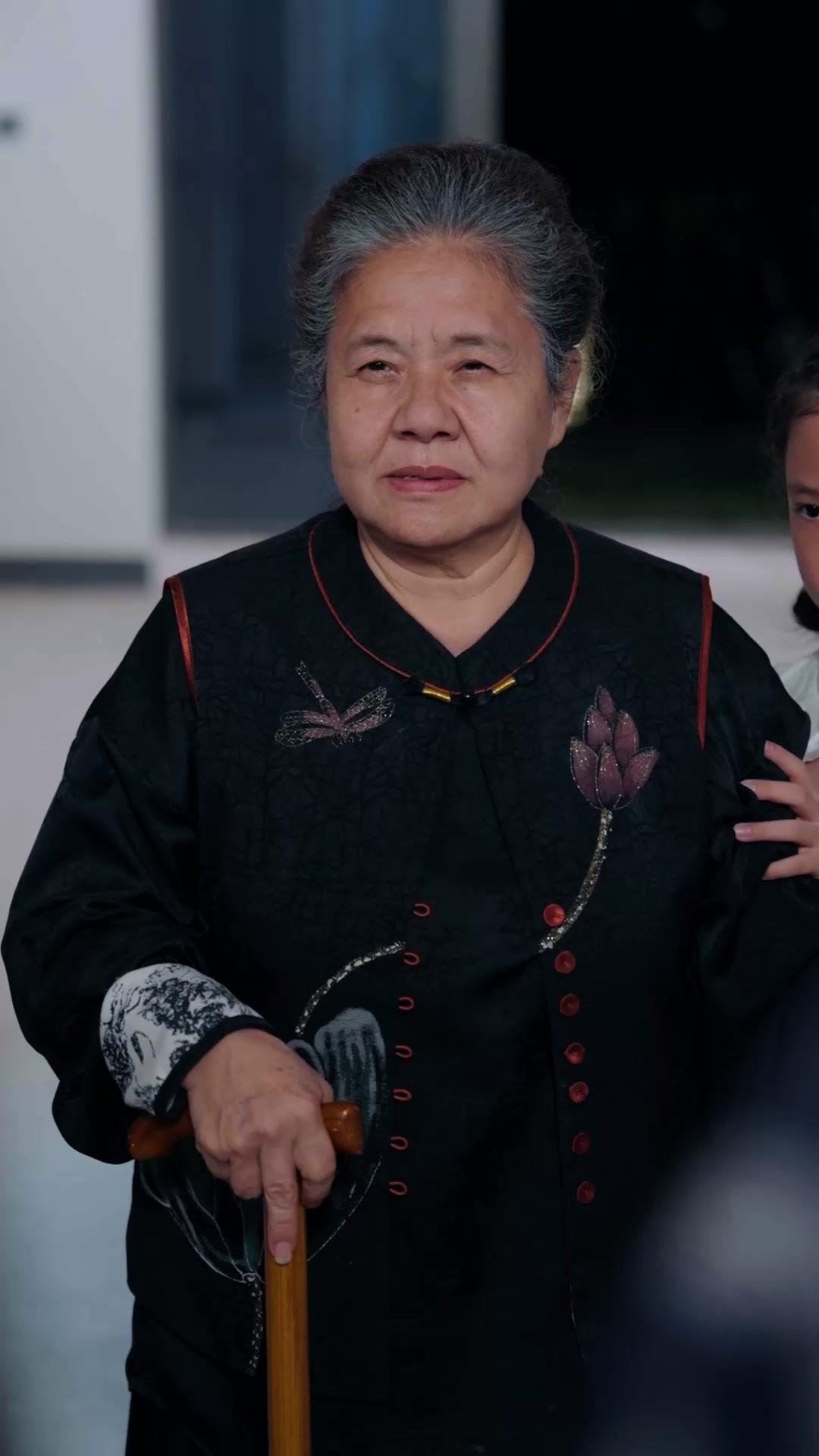 Phoenix Man vs. Billionaire Queen: Downfall