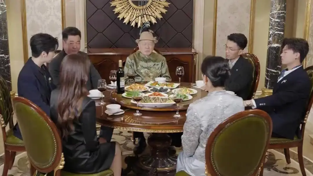 (Doublage) MA FEMME, LA PDG : Le dîner où les bonnes manières se mangent à la cuillère