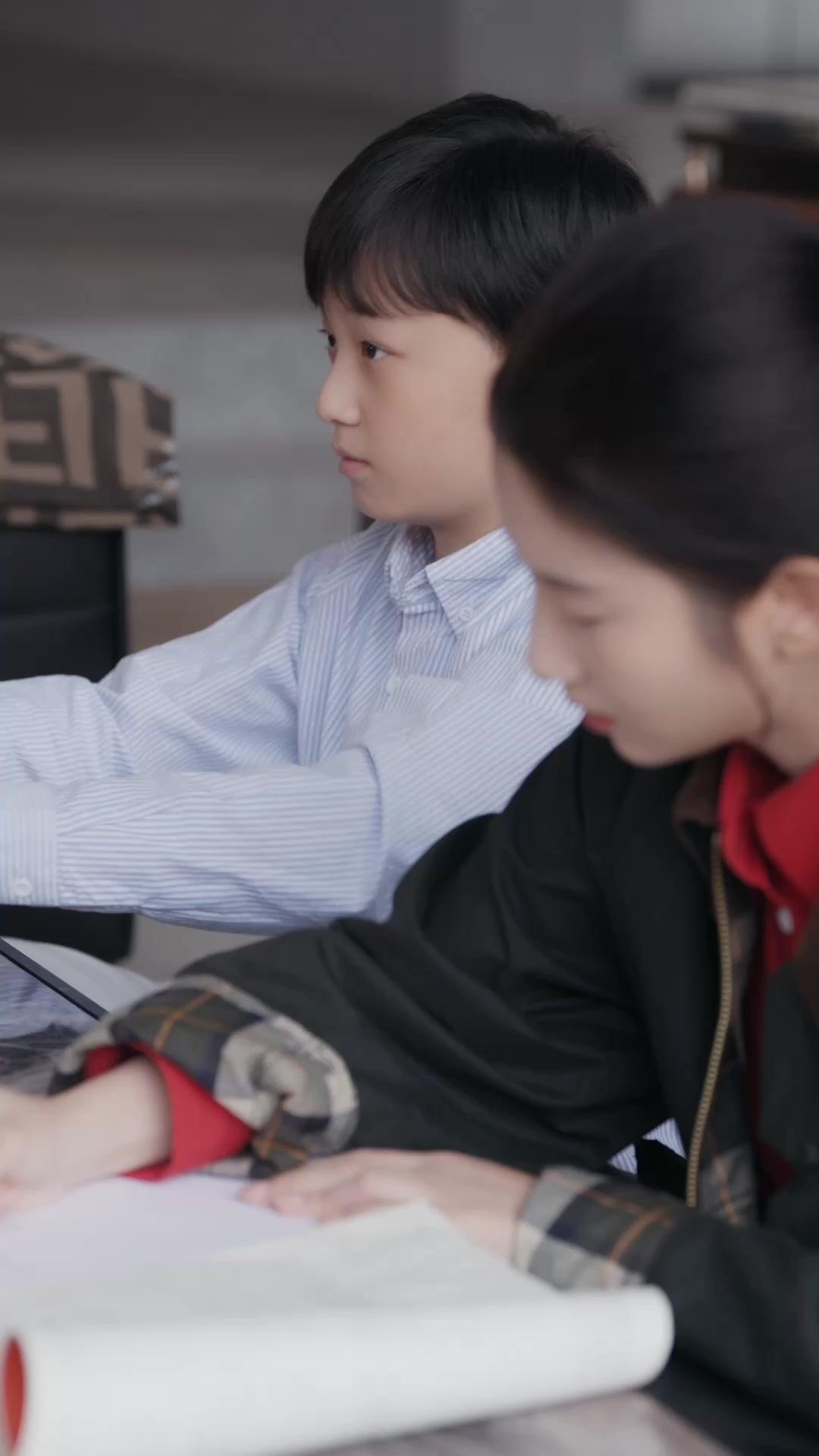  لقاء في المكتب