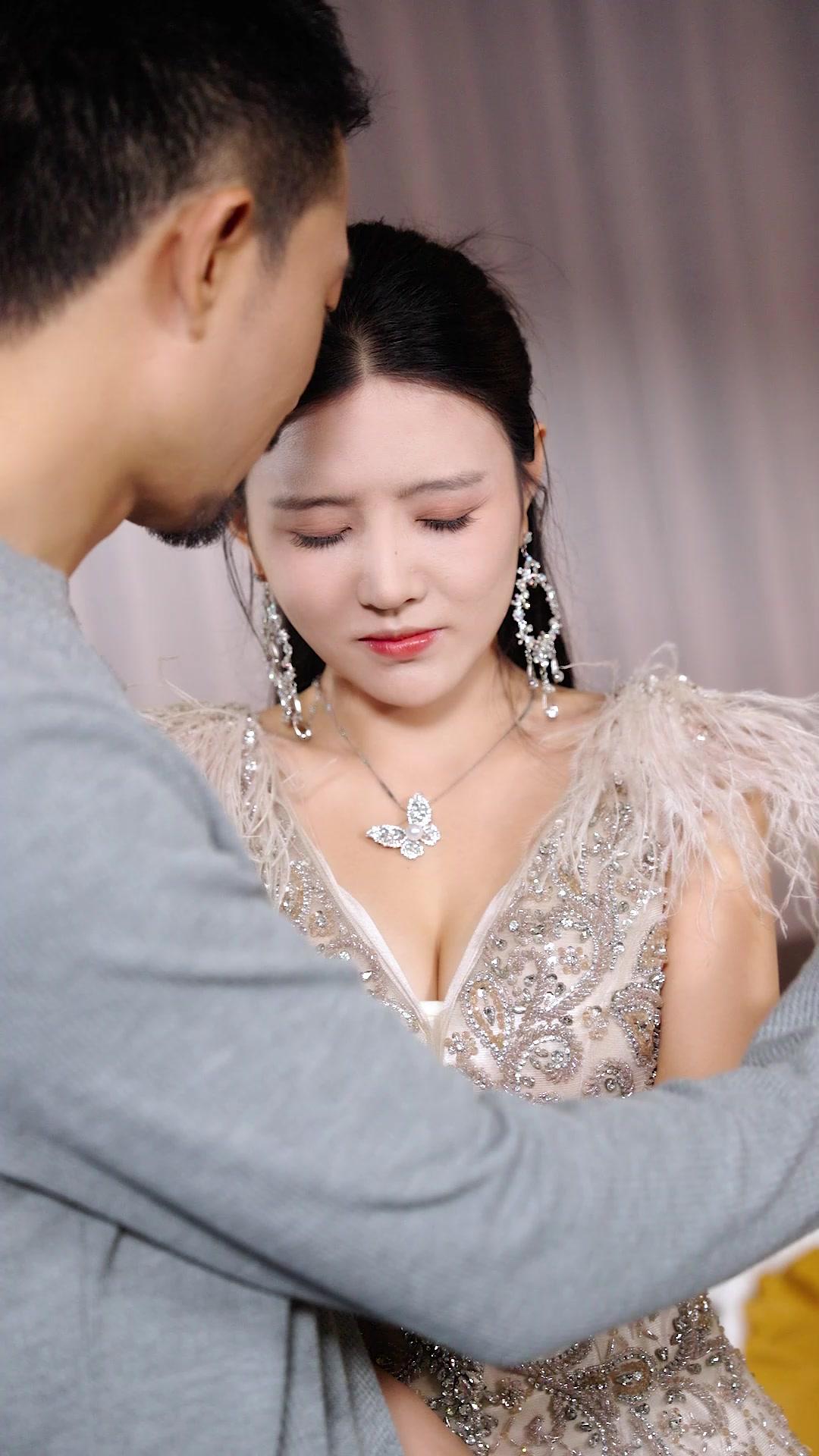 系統叫我當土豪，為美女花錢就變強