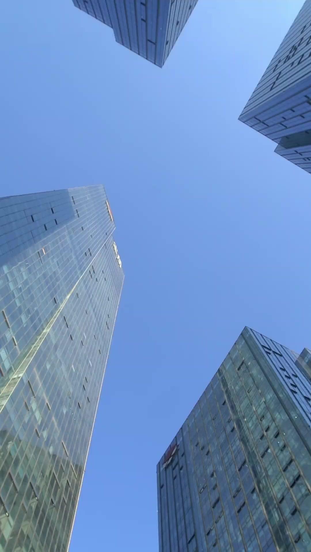  Pengawalku Mencurigakan