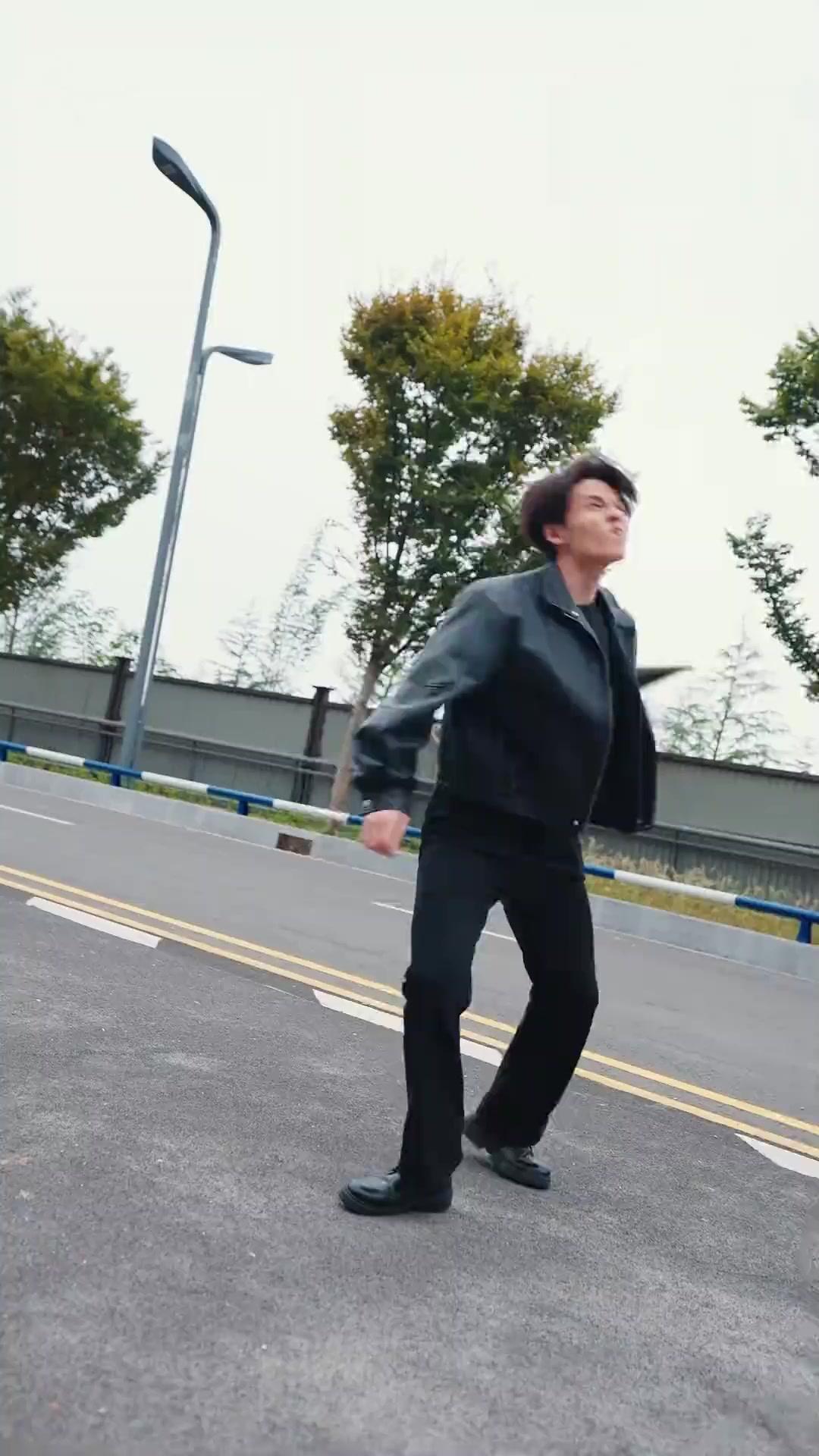 (Doublage) LA BELLE ET LE GARDE