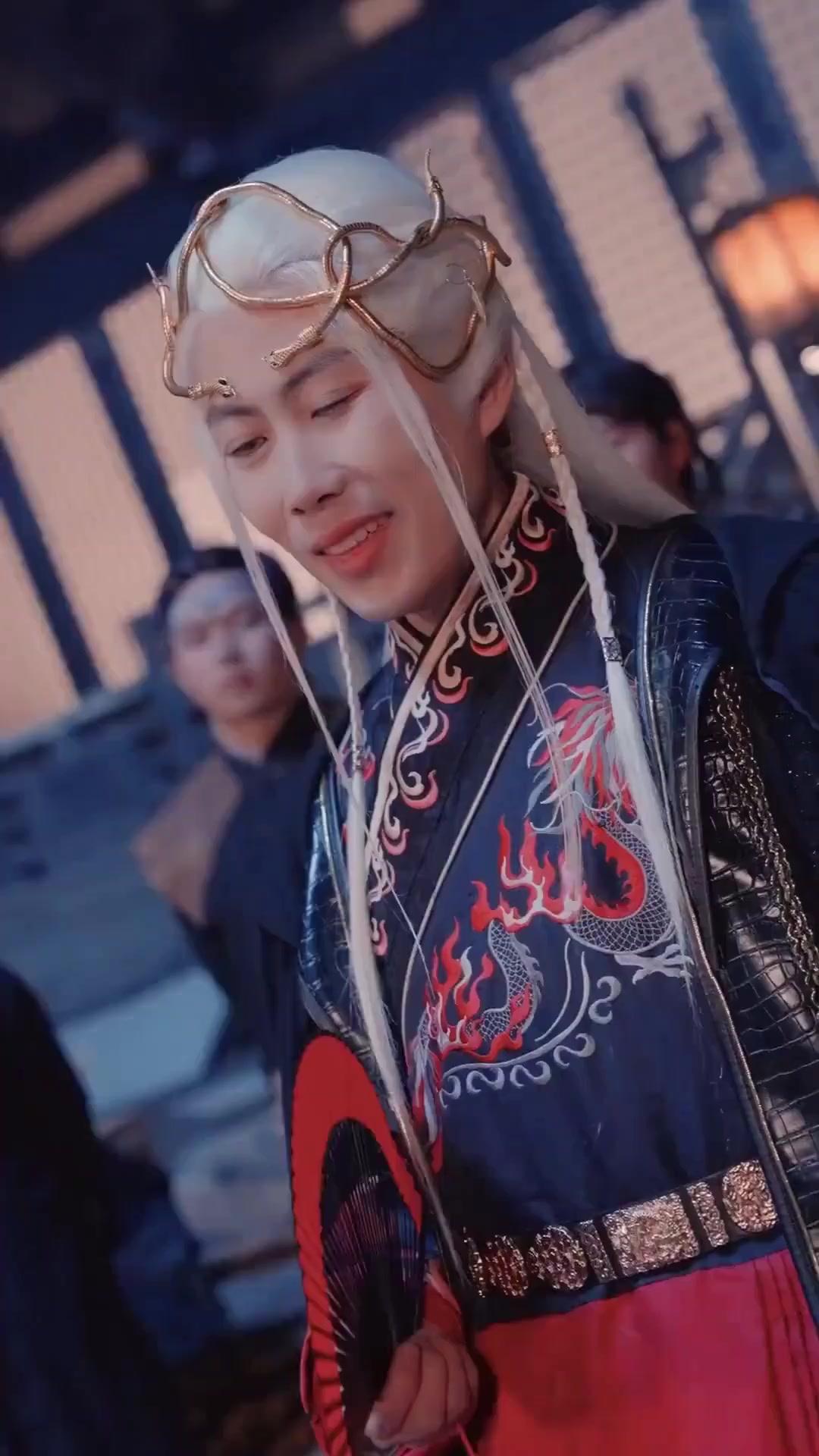 (Doblado)¿El inútil era el forjador invencible?