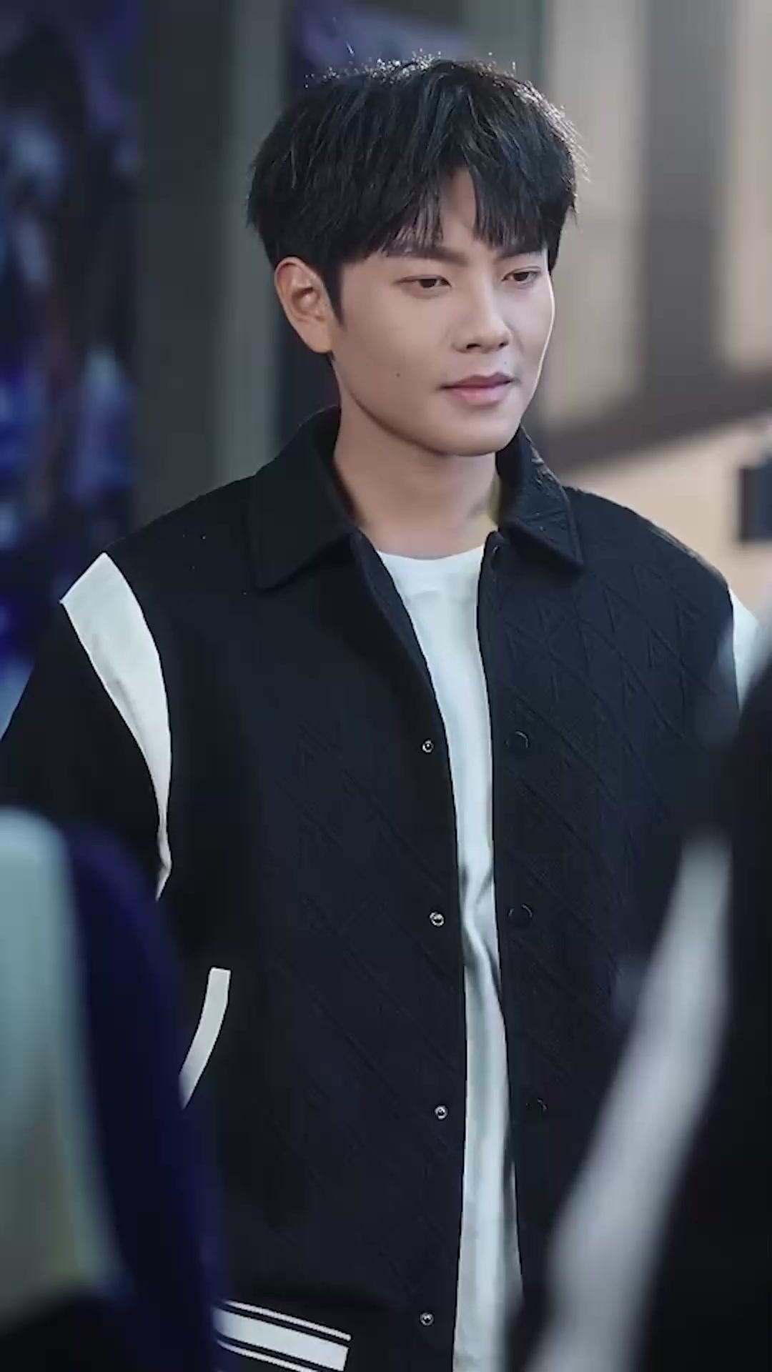 Önce Beyaz Ay, Şimdi Okul Güzeli