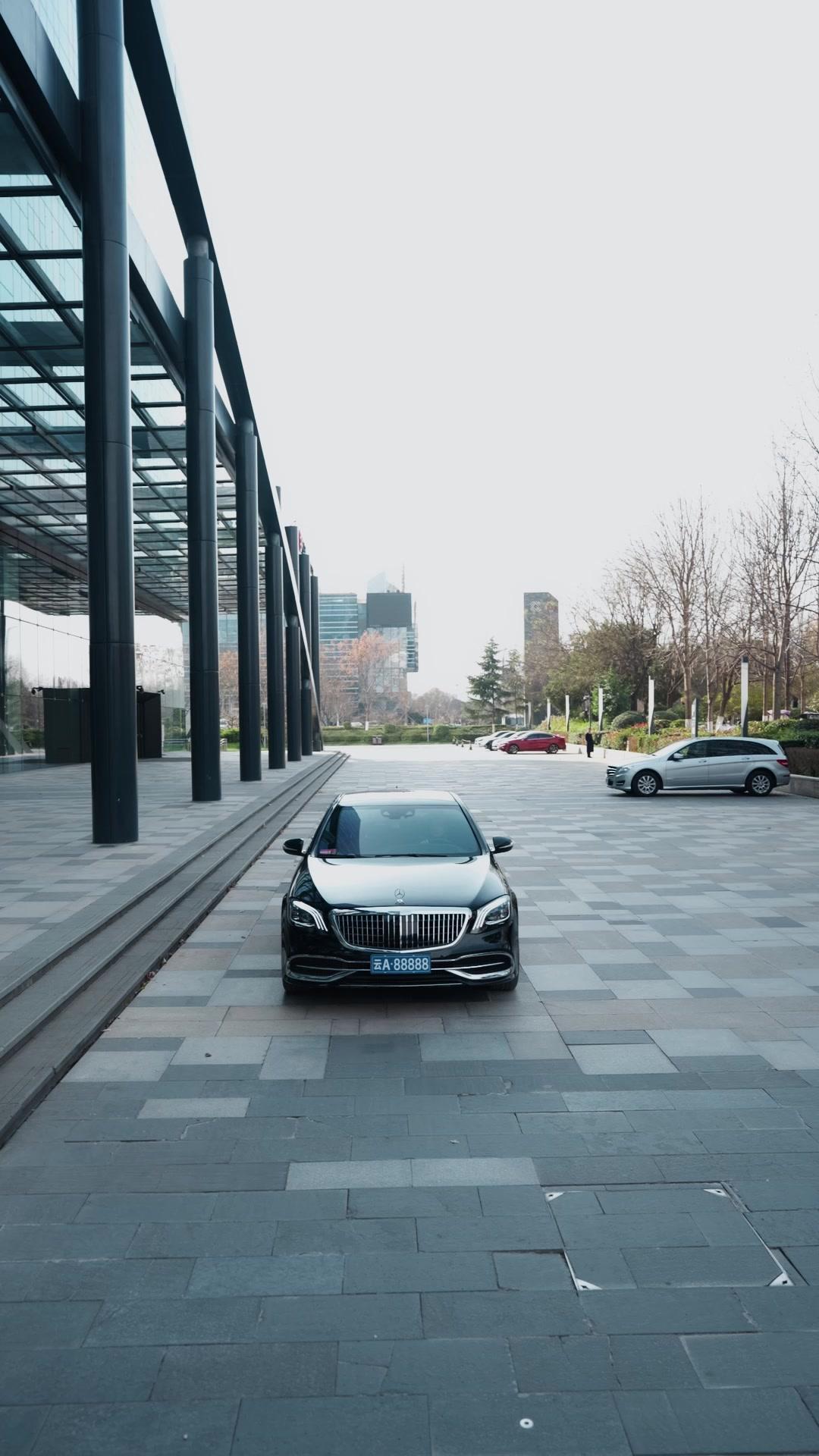 她當眾求婚白月光那天