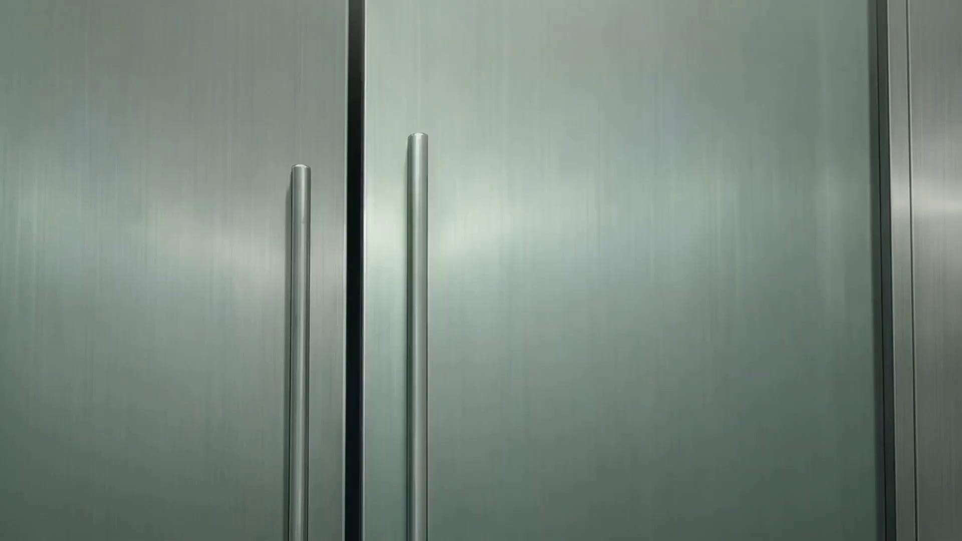 (مدبلج) تطرقان ابليستان توأمتان الباب… فتحته بحماس