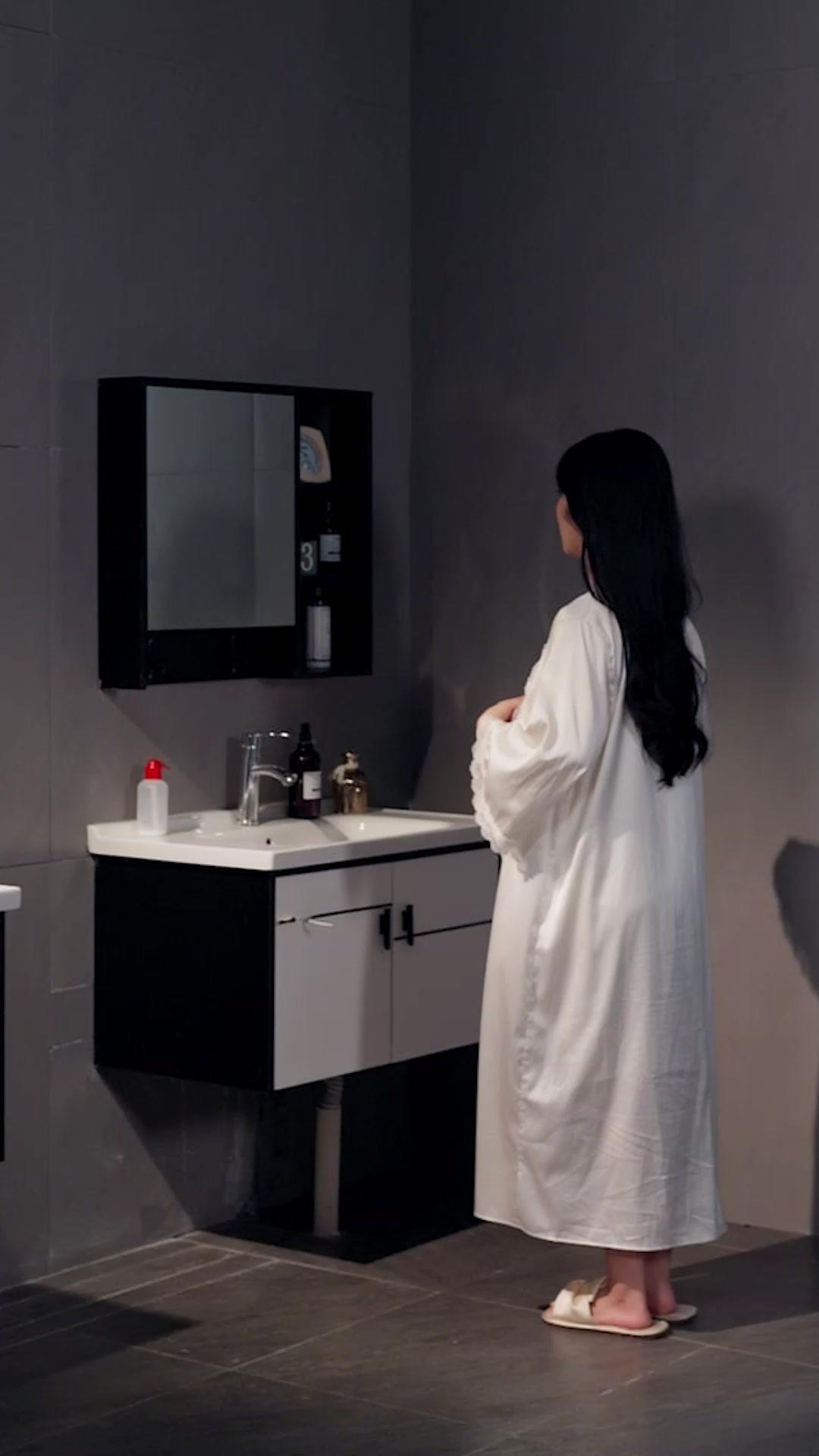 Spegne il Fuoco, Ma Brucia Me