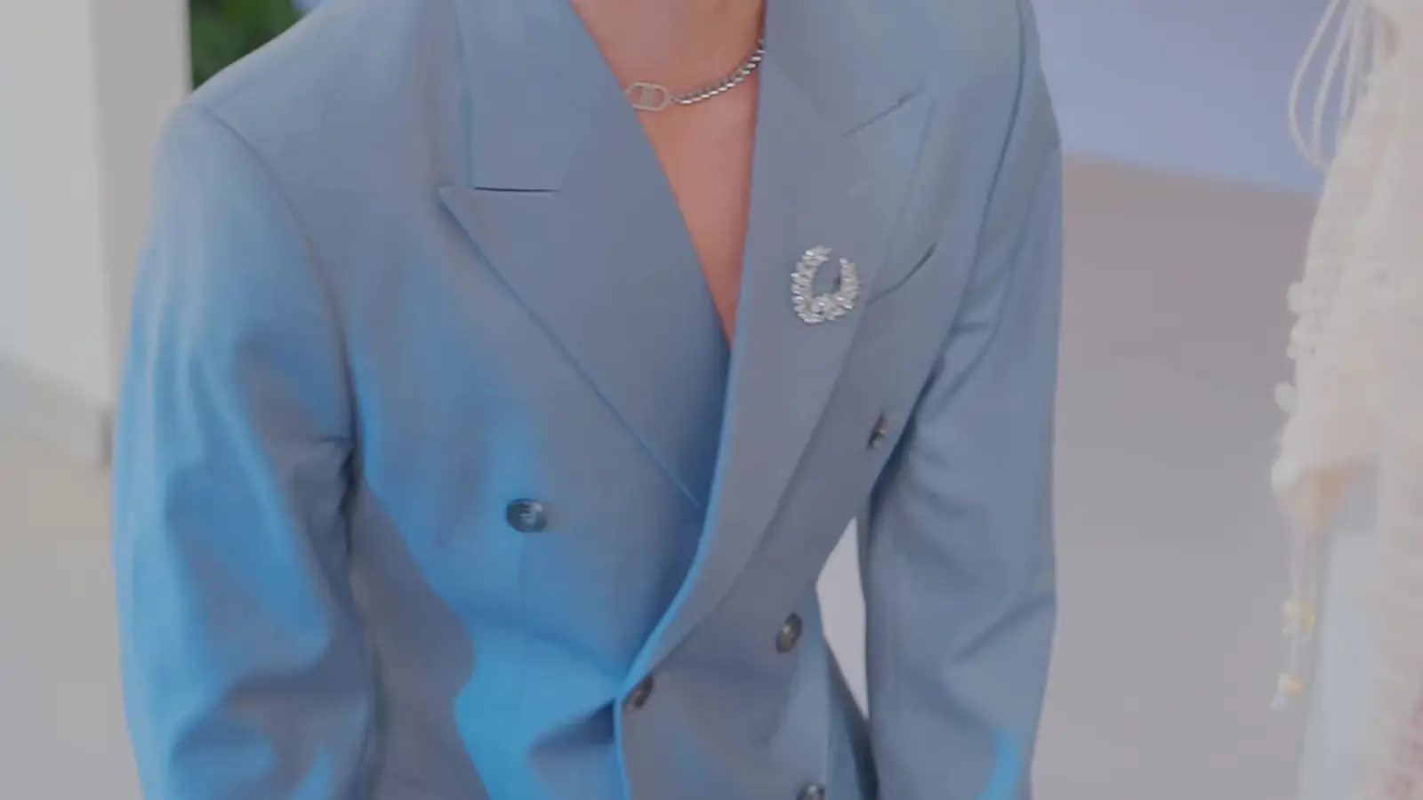 หัวใจถูกรุกล้ำ: ความเจ็บปวดที่ซ่อนอยู่ใต้เสื้อสูทสีฟ้าของลี่เหวิน