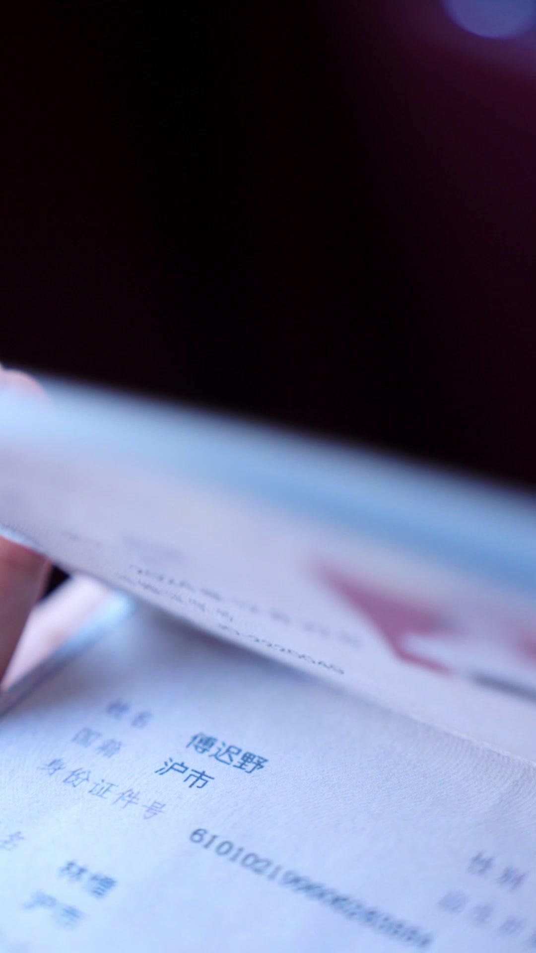 (พากย์เสียง)ลำนำรักเหมันต์, มนตร์รักโรงแรมหรู