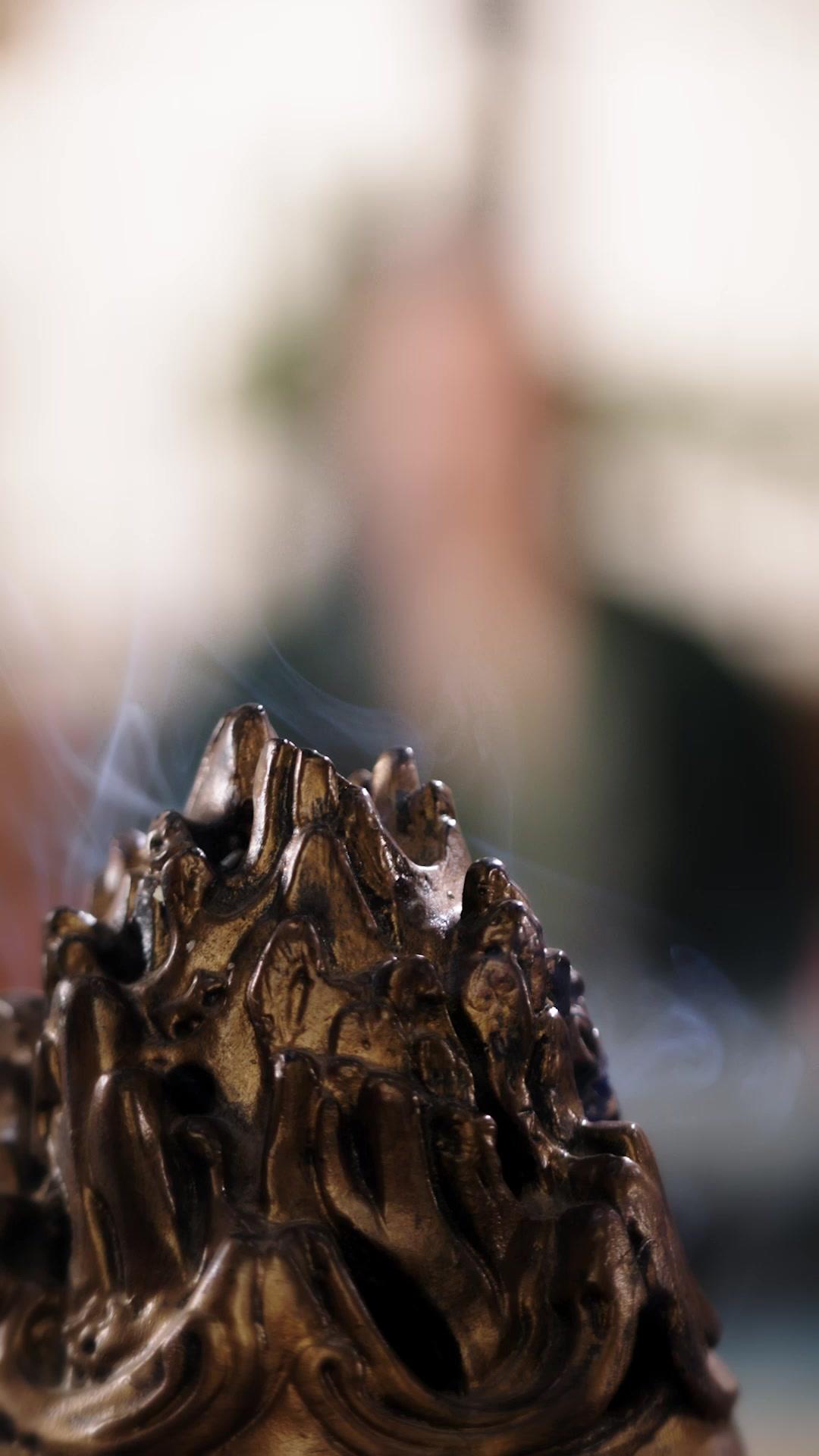 She Will Burn the Throne