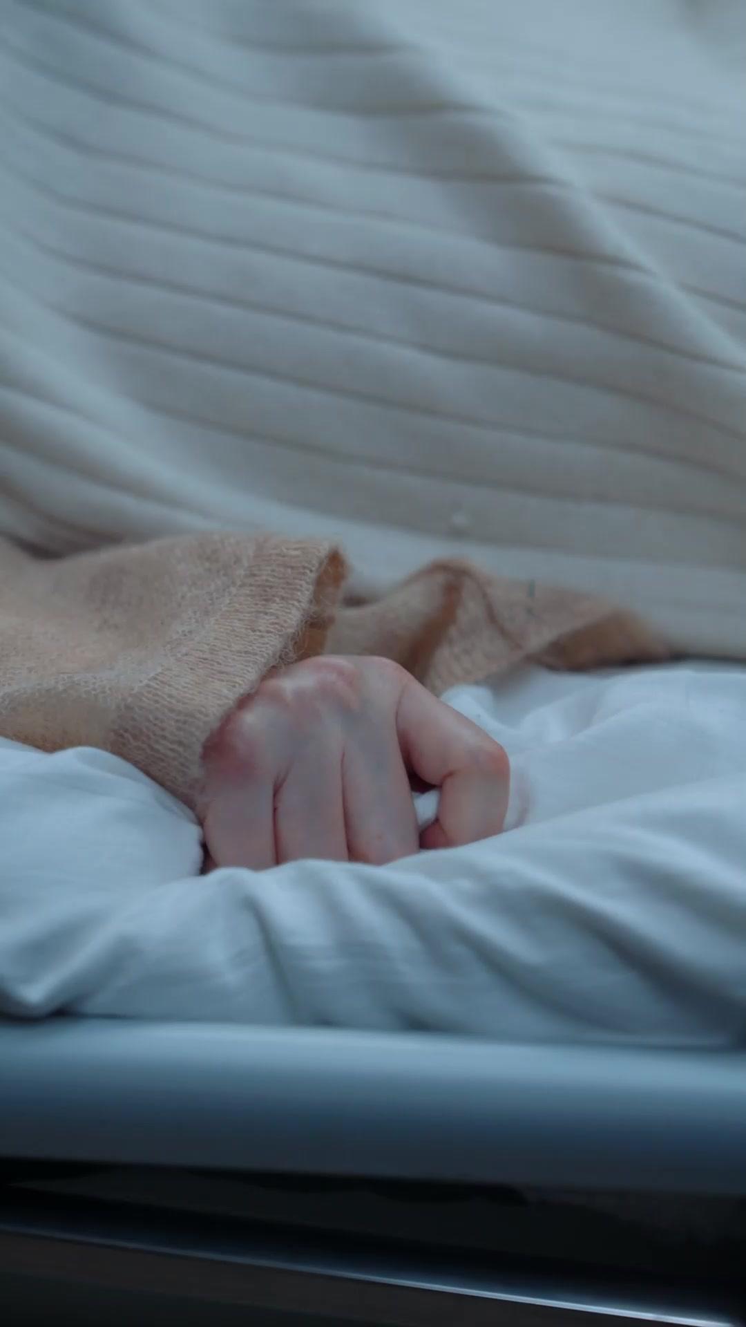 她在那場雨中醒來