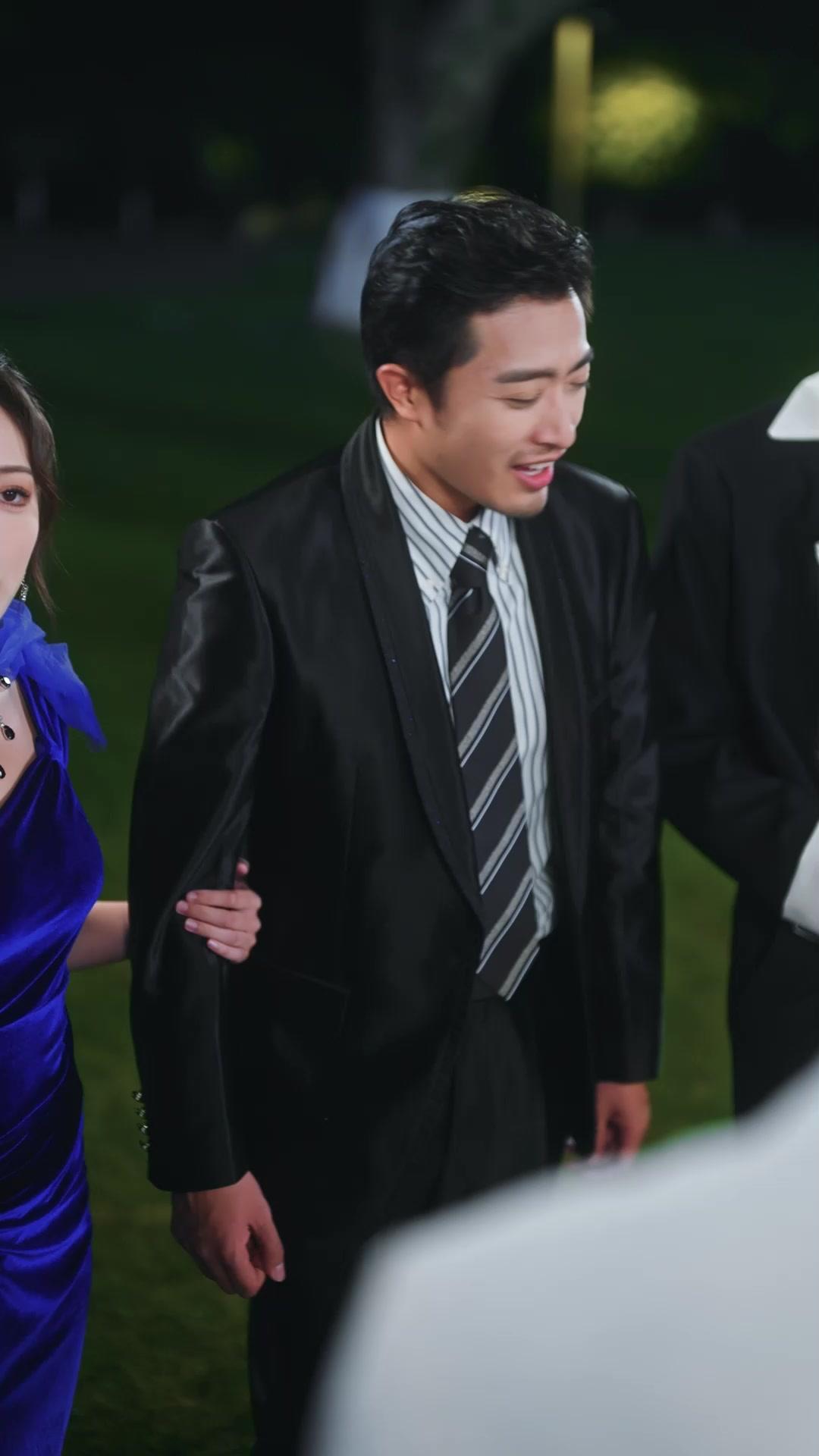 Sang Penyanyi Dibalik Topeng