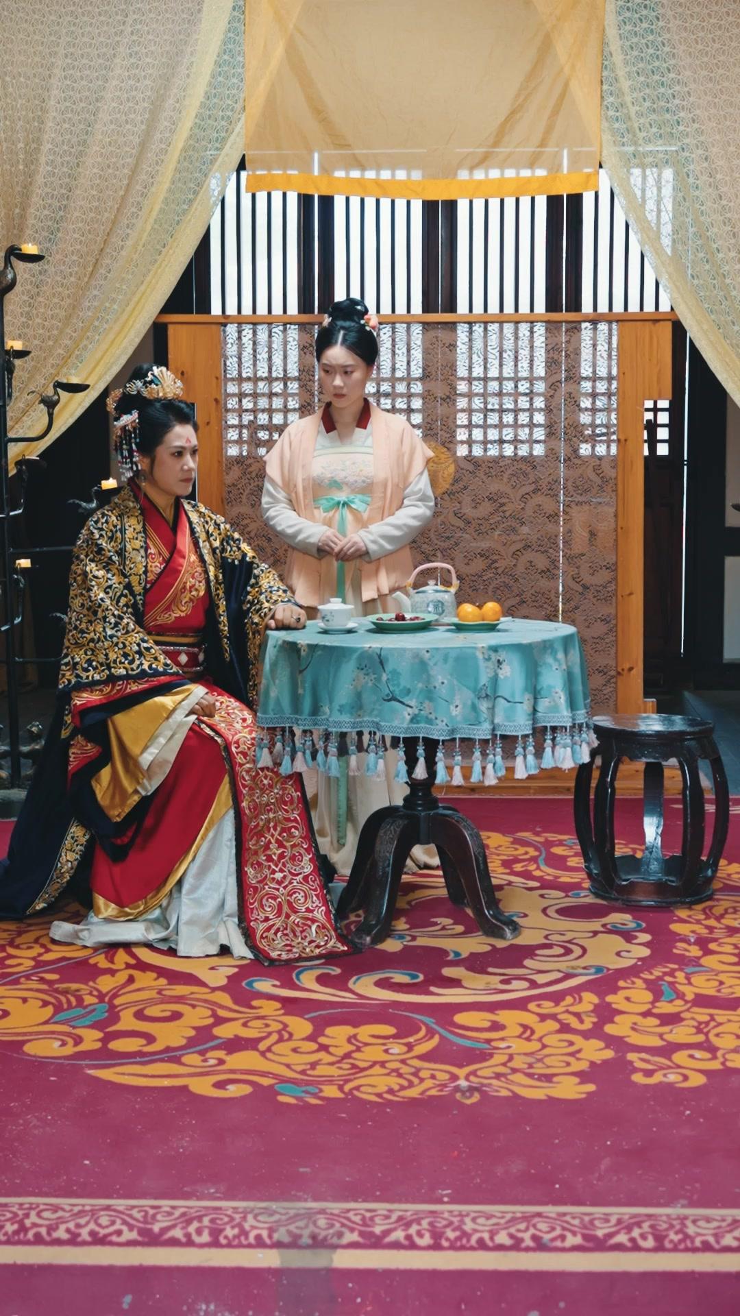 Ibuku dayang, Aku Kaisar