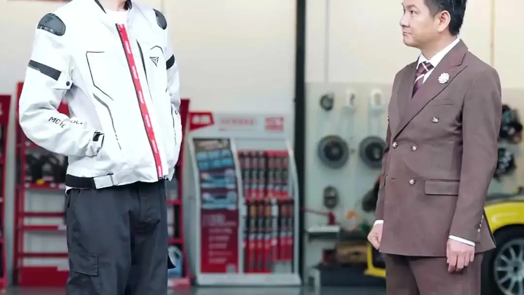 (مدبلج) سائق الشاحنات، أقوى مما تتخيل: عندما يتحول المرآب إلى مسرح صراع الهوية