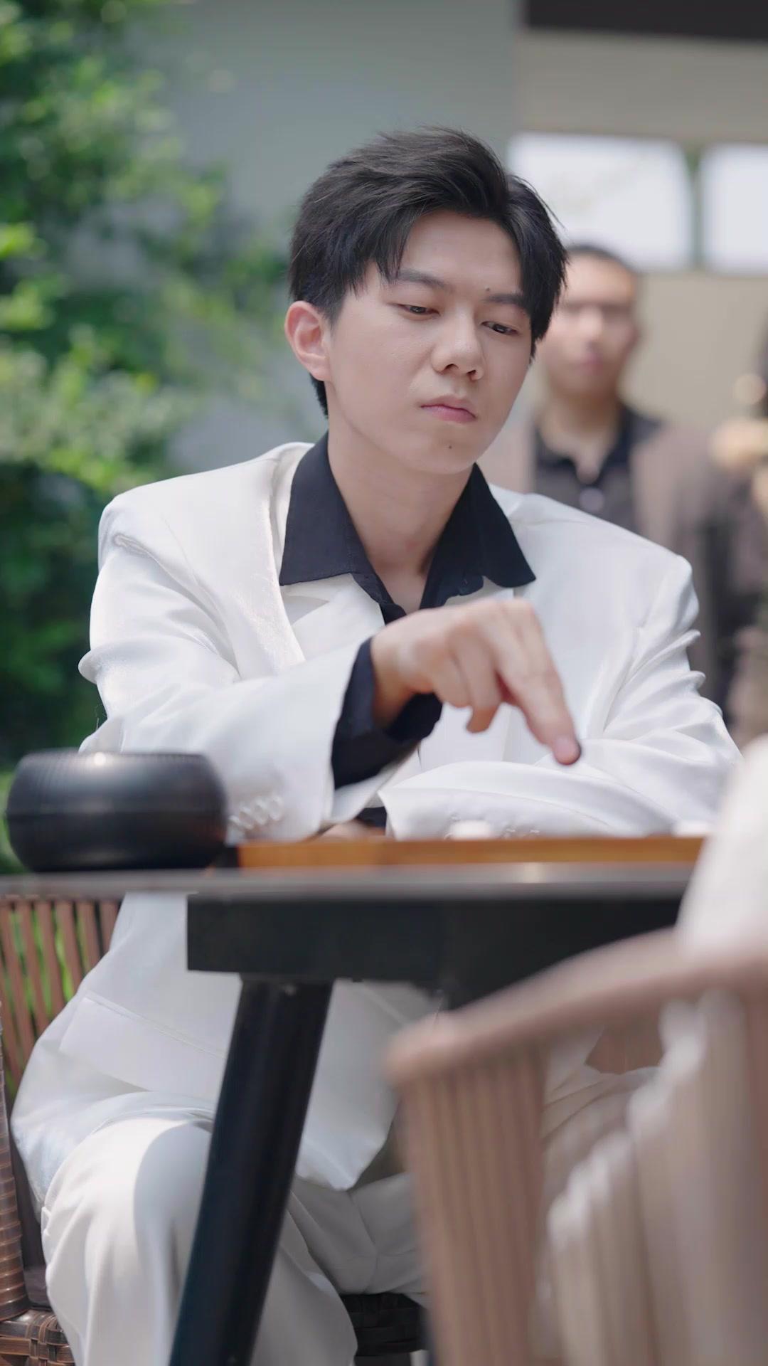 Si Jenius Catur Igo Berjari Emas