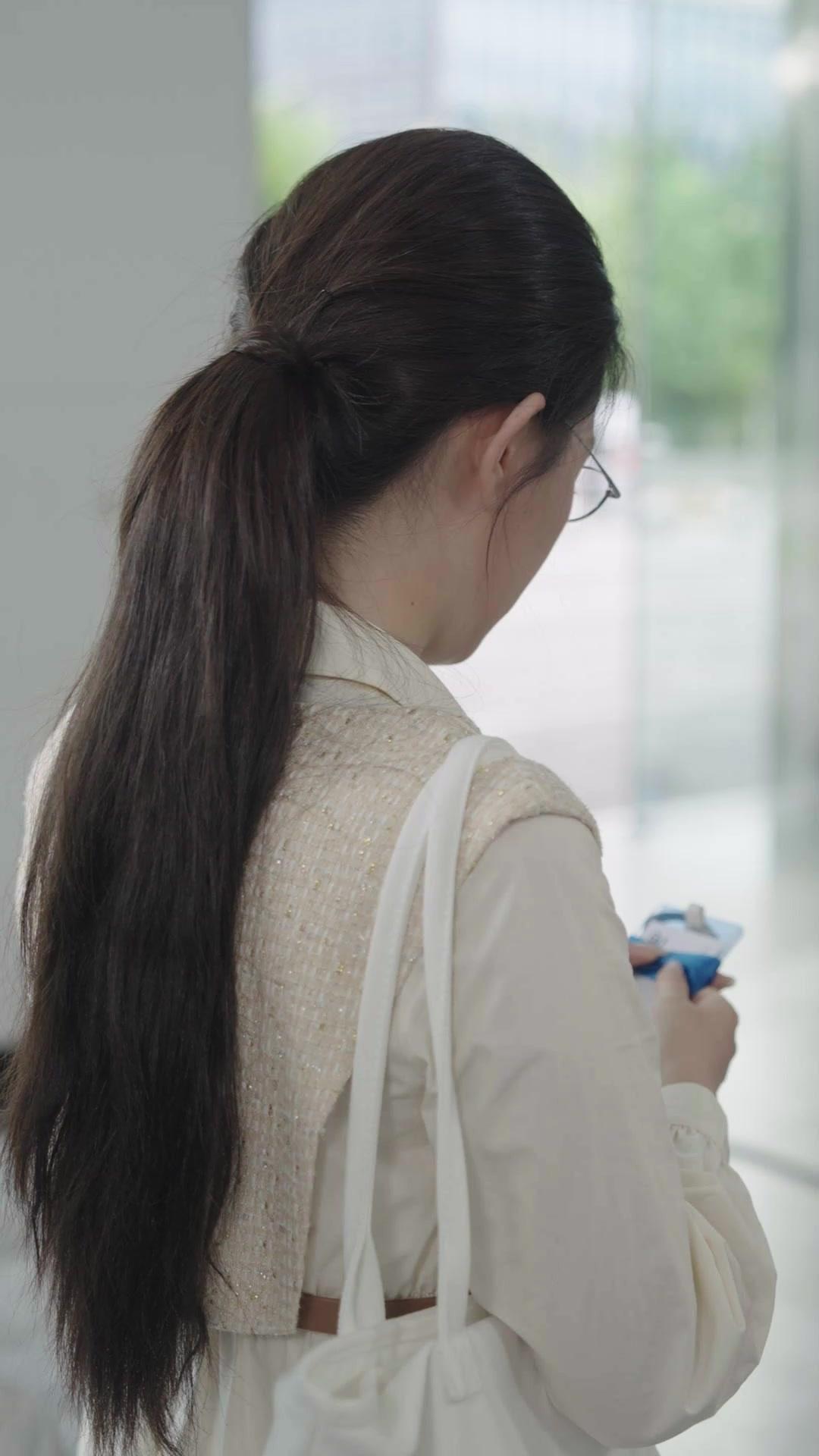 Pacarku Kaya, Hidupku Sempurna