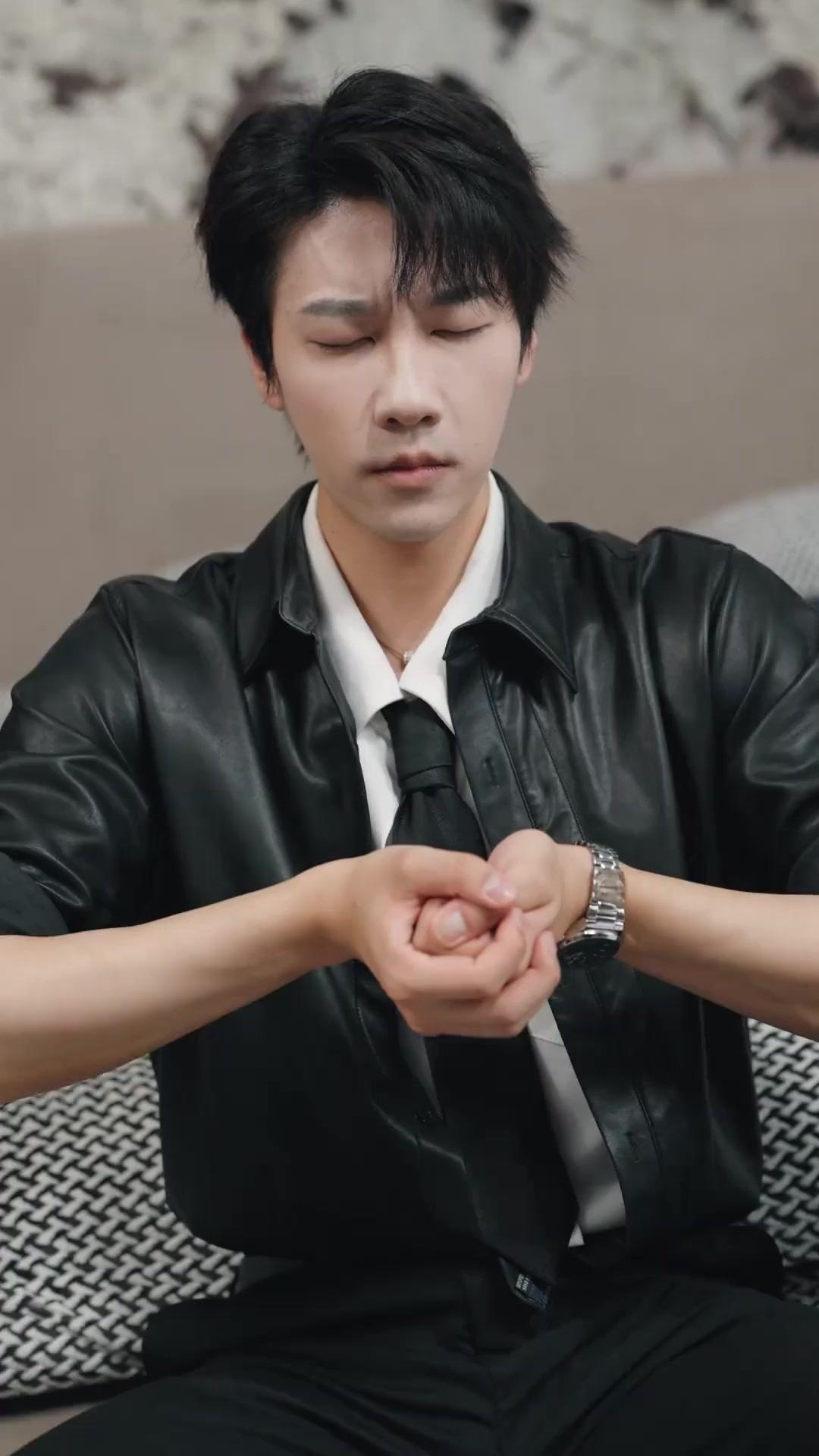 겹쳐진 책과 현실