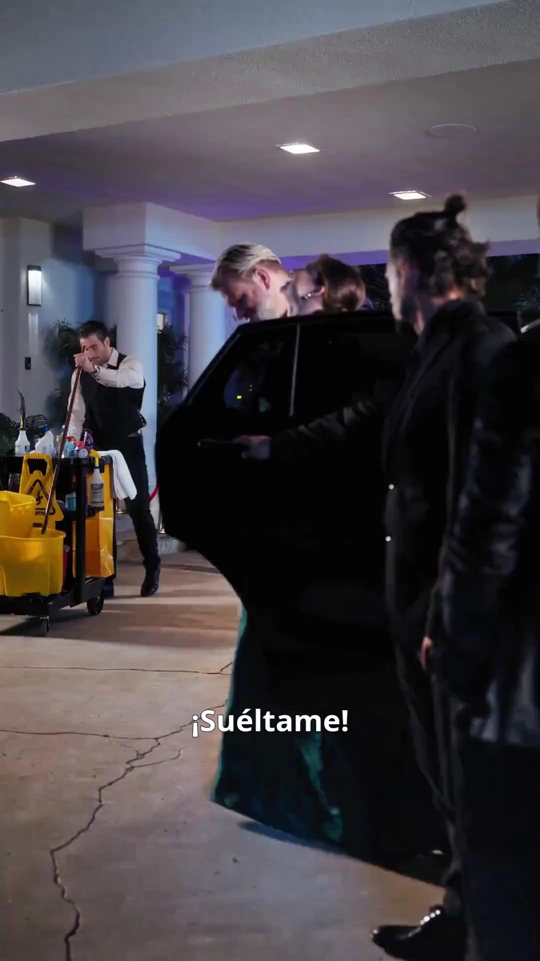 (Doblado) Mi padre conserje es el jefe final