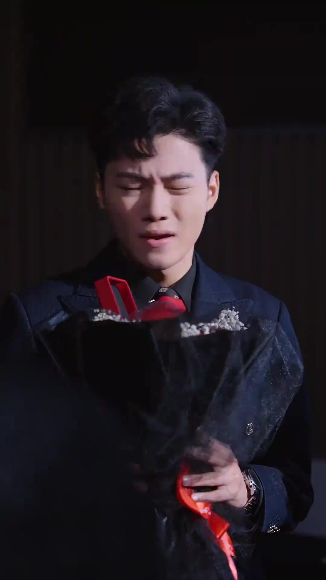 يداي اللتان تمسكان بالخيانة