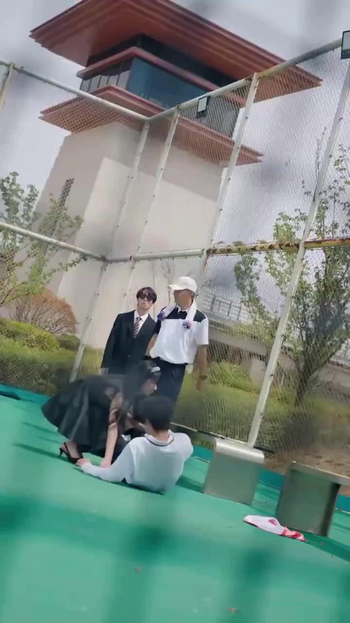 Per Sopravvivere, Mi Stringo al Mio Nemico