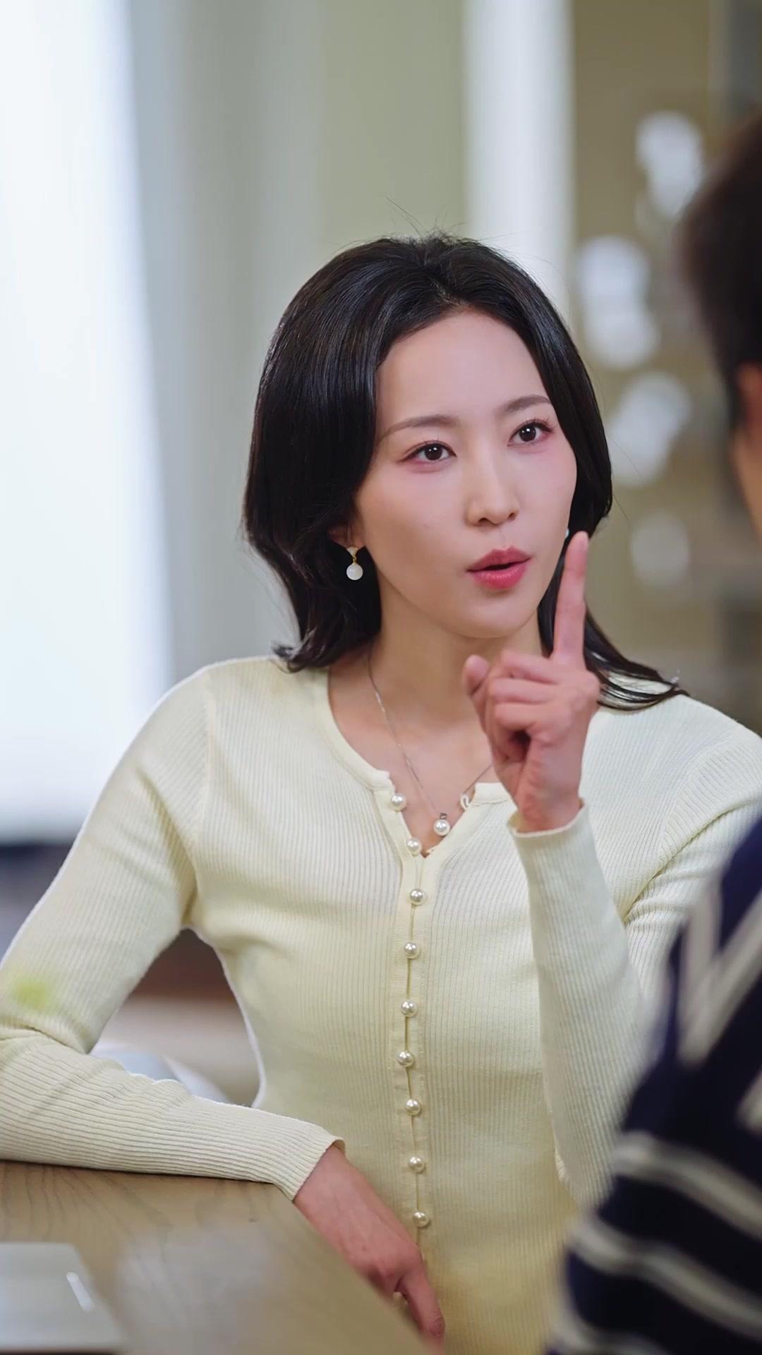 Campus Queen Falls for Me After My First Love Betrayed Me