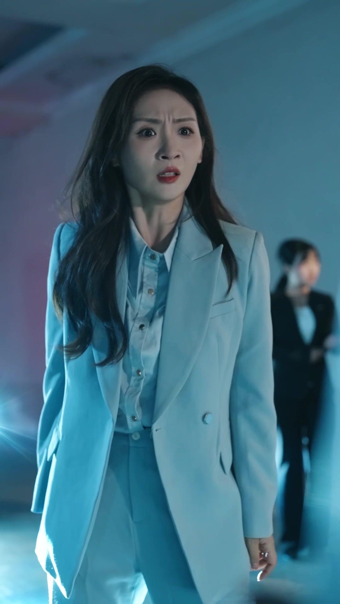 NE JOUEZ PAS AVEC ELLE !