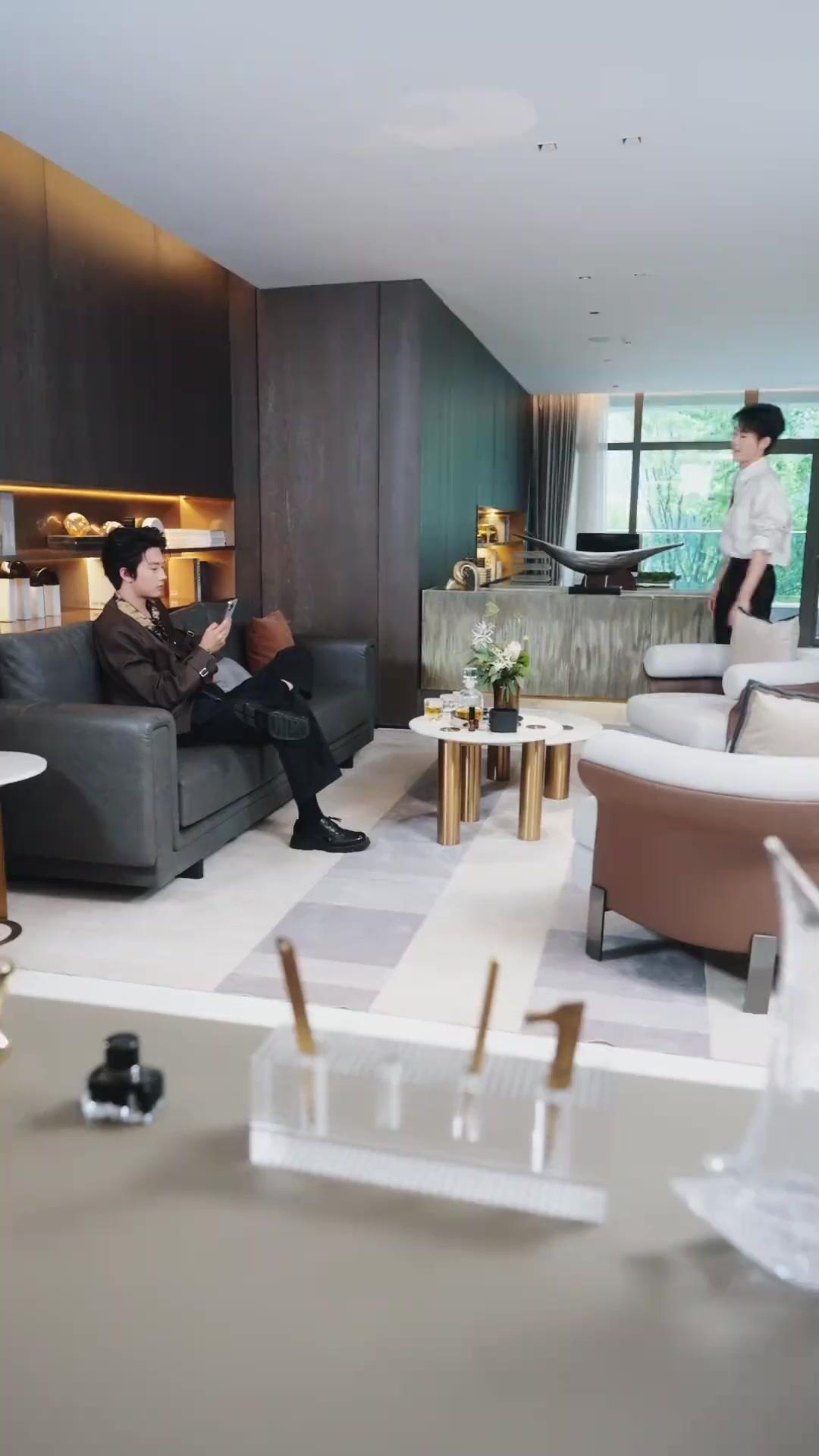 Cô Ấy Đến Từ Tận Thế