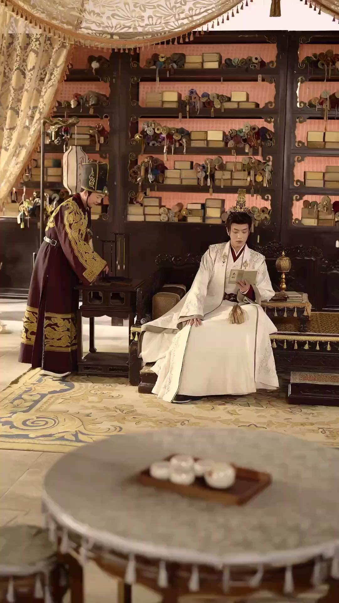 Majestelerinin Değişken Kişiliği