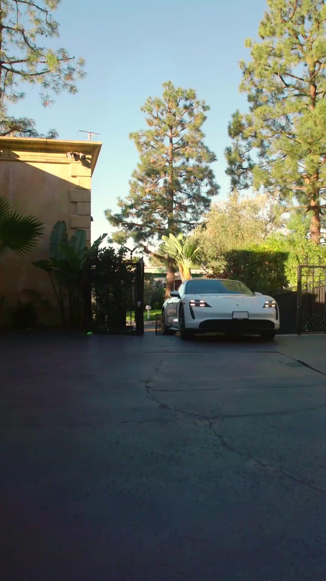 Ateşli Oyun Kurucu Köylü Kızının Sevgilisi Oluyor