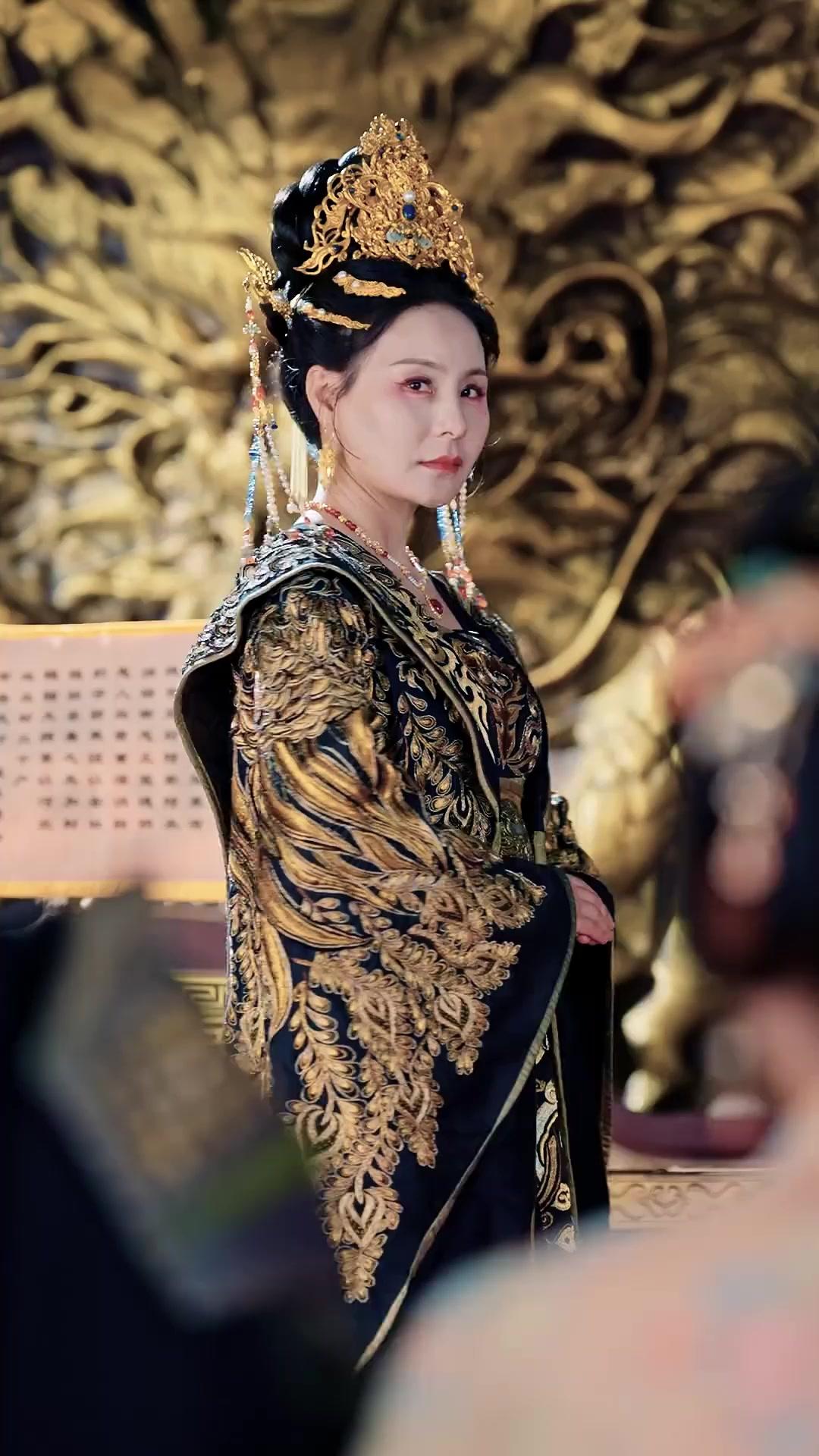 황궁의 불륜, 첩의 반란