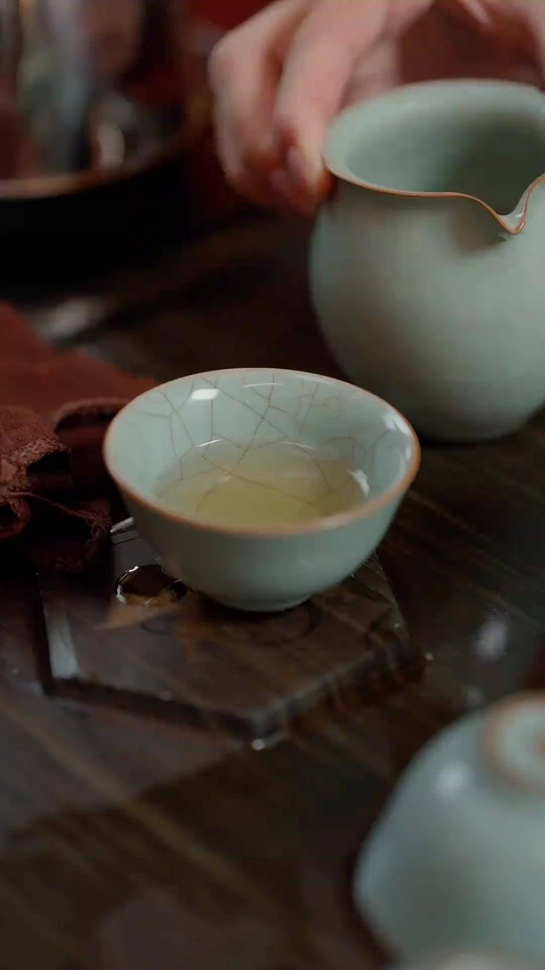 Bí Mật Trên Bàn Bài