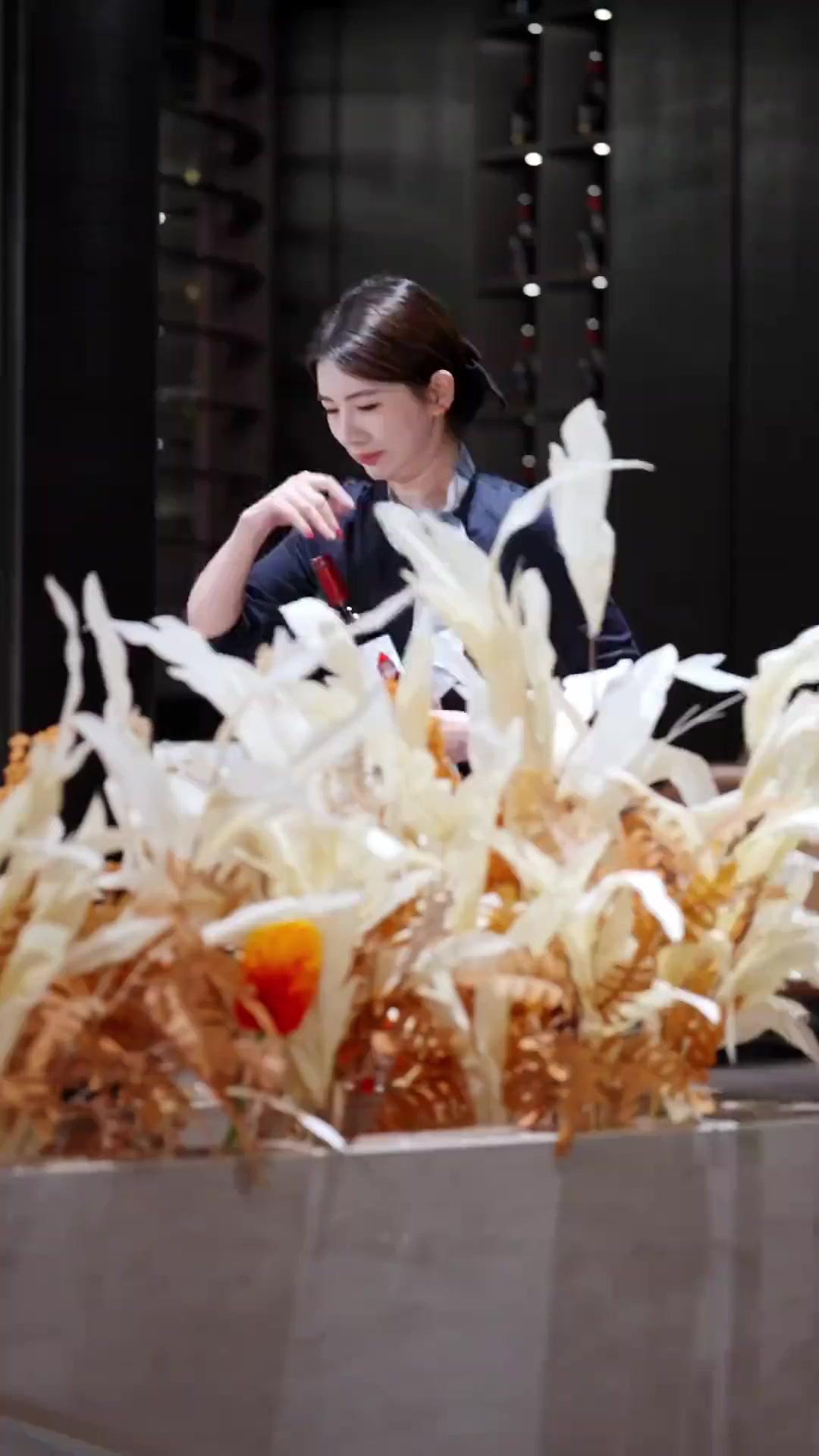 KHÁCH SẠN TÌNH YÊU