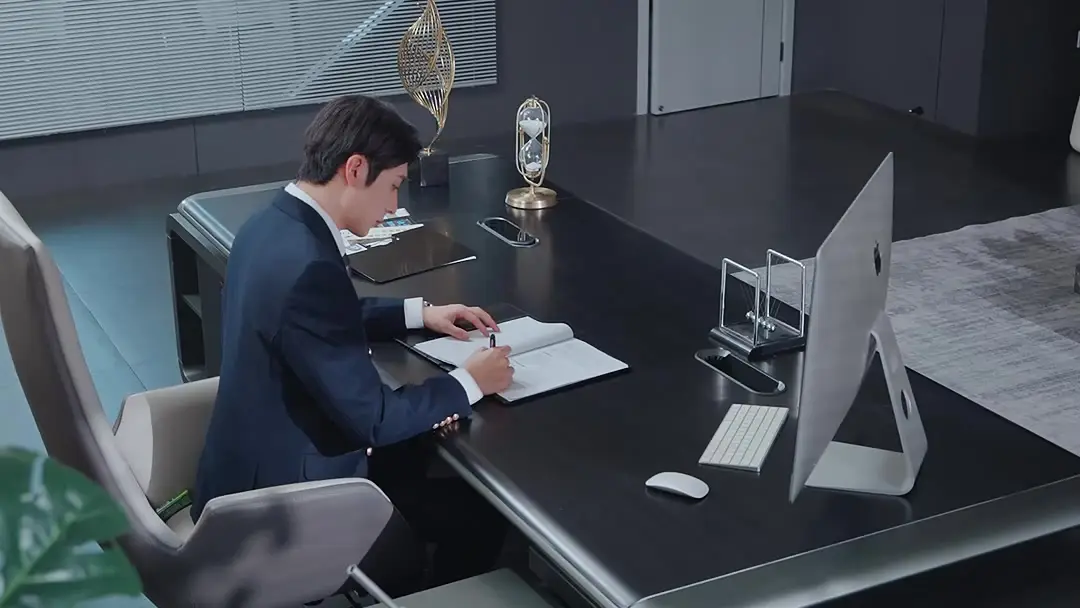 หัวใจถูกรุกล้ำ เมื่อเฉินเหยียนหยุดเขียนสัญญาแล้วลุกขึ้น